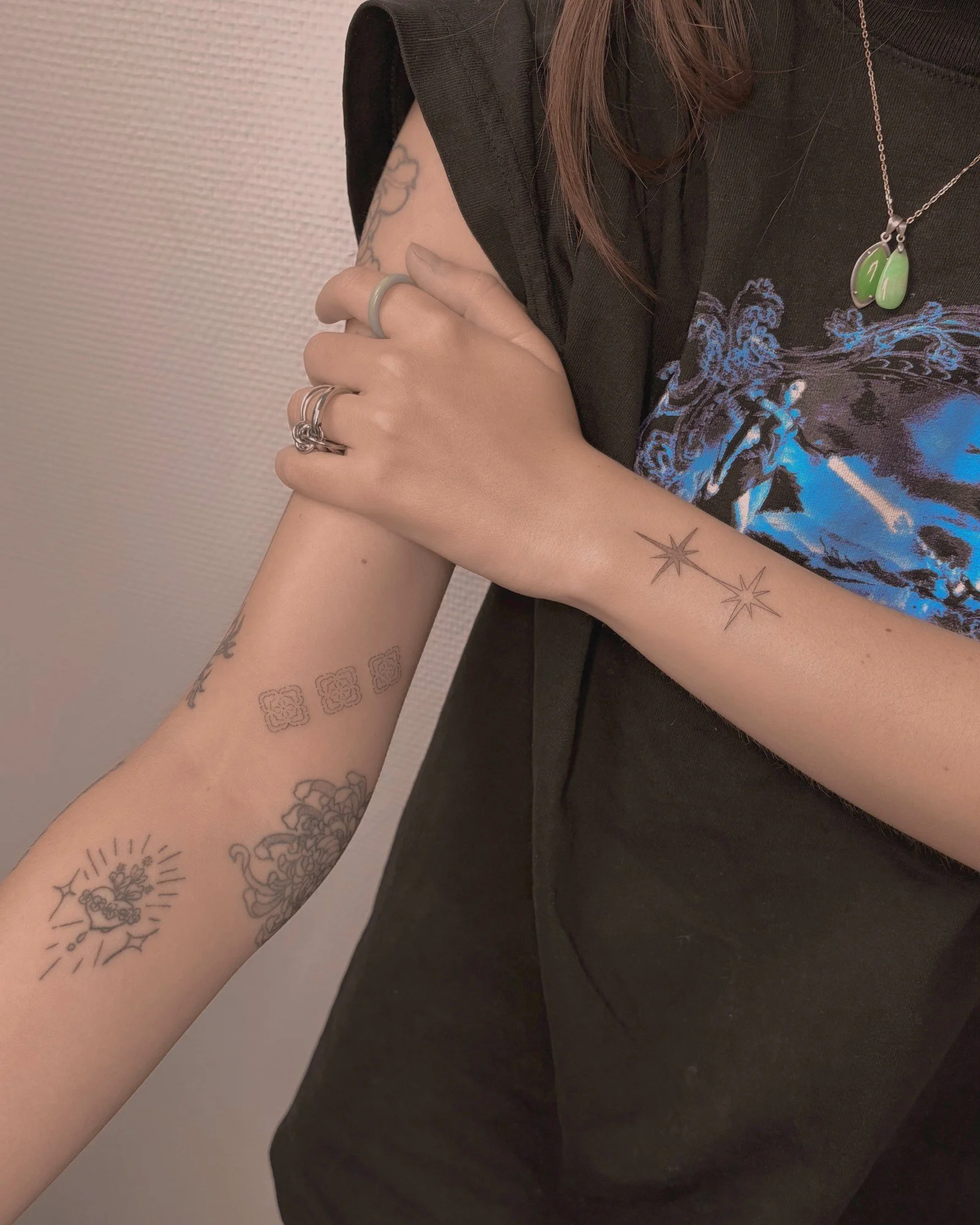 Tatouage fine line de petites étoiles sur le poignet, réalisé par Finime à Lyon