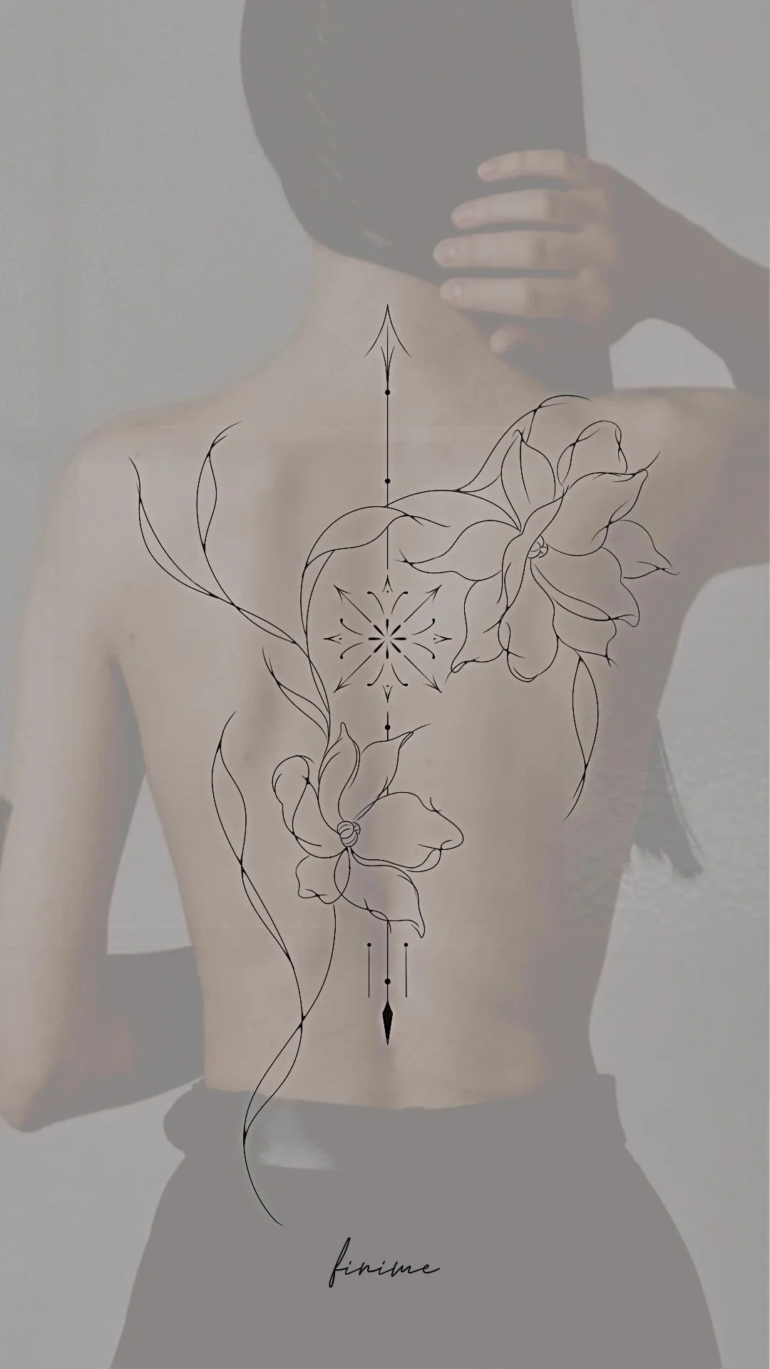Flash fine line pour le dos : deux fleurs, flèche et rosace le long de la colonne, dessiné par Finime à Lyon