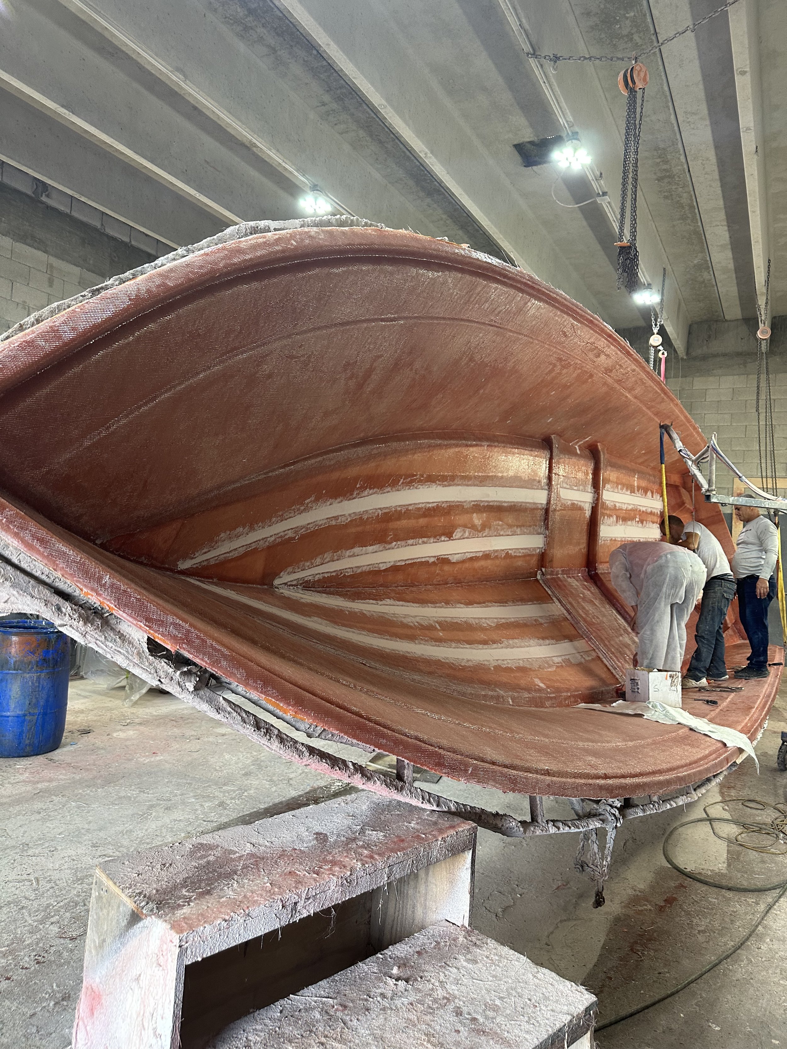 Reinforced Connections: Fiberglass reinforcement is applied along structural joints to connect adjoining components.

Corners and Transitions: Careful fiberglass placement around corners and transitions helps maintain consistent coverage through comp