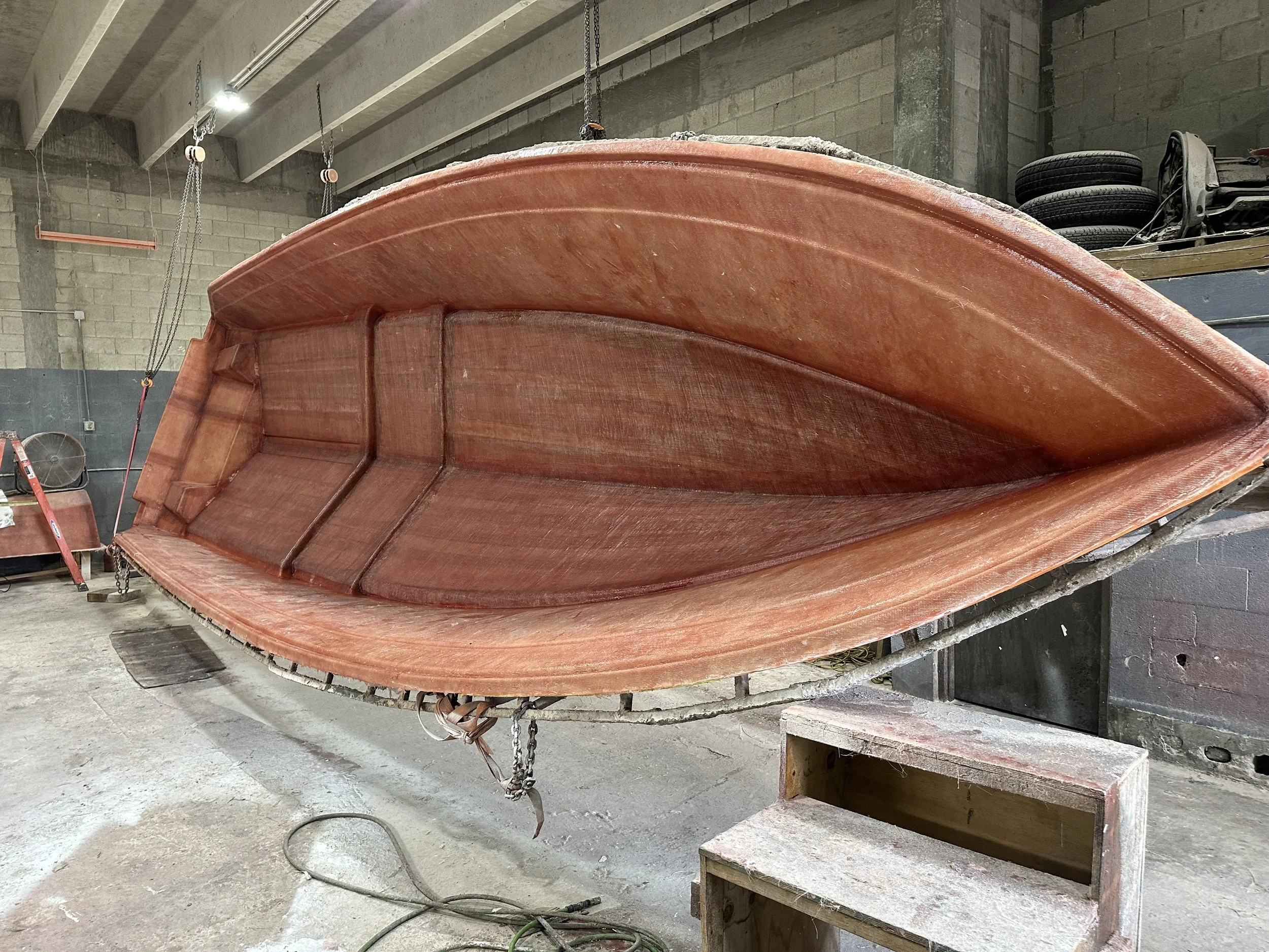 Reinforced Connections: Fiberglass reinforcement is applied along structural joints to connect adjoining components.

Corners and Transitions: Careful fiberglass placement around corners and transitions helps maintain consistent coverage through comp