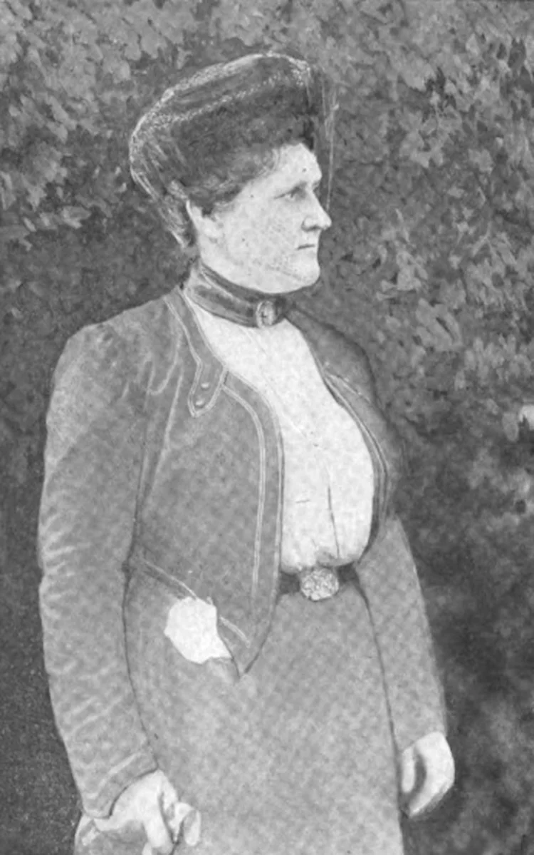 Early twentieth-century monochrome portrait of the medium Leonora Piper.