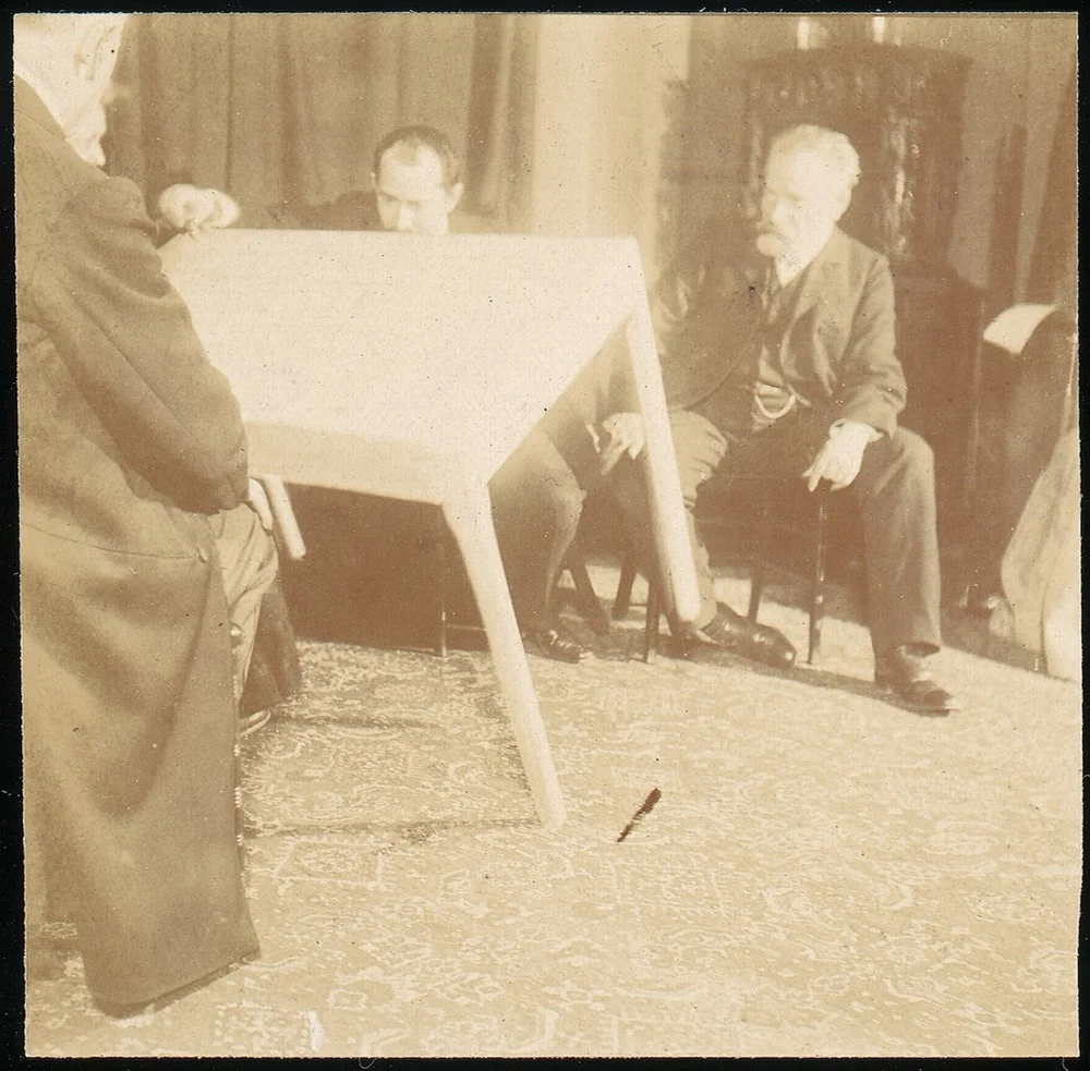 Early twentieth-century stereoscopic photograph of a séance investigation.