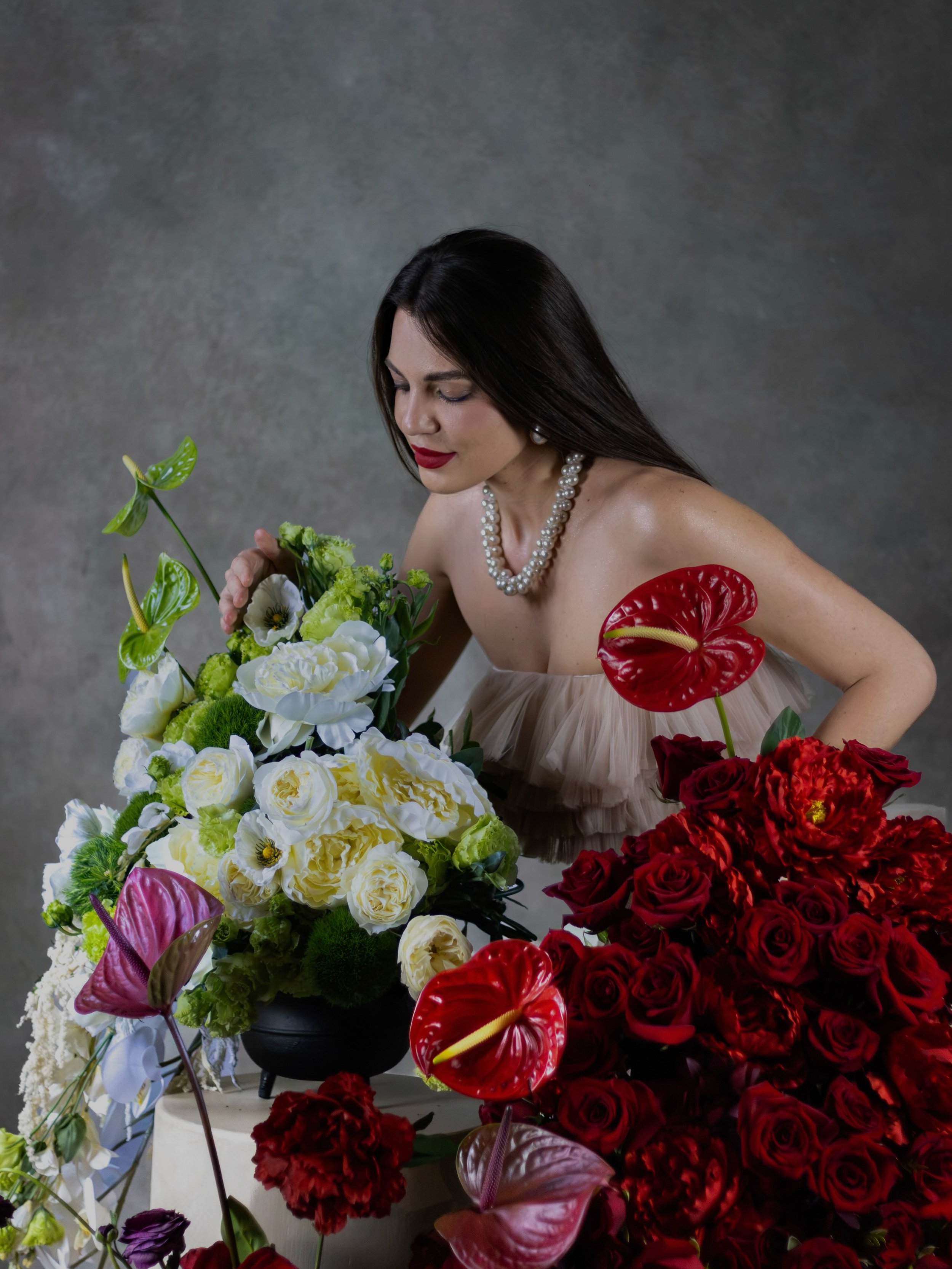 Rosa Aurelia nace de una forma de ver las flores: como arte, como gesto y como una manera de transformar un momento.

Model: @yana_stashevska 
Brand: @vkikuchihitomi 
Mua: @nathmua18 
Photographer: @not_a_macintosh_plus
Executive Producer &amp; Flora