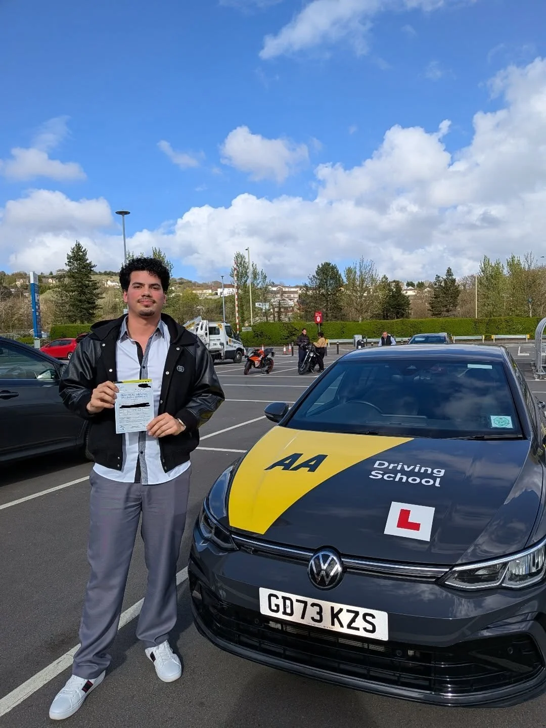 A lovely sunny afternoon for another pass! Congratulations to Abner for a great drive and first time pass.
#cardiff #driving #drivinginstructor