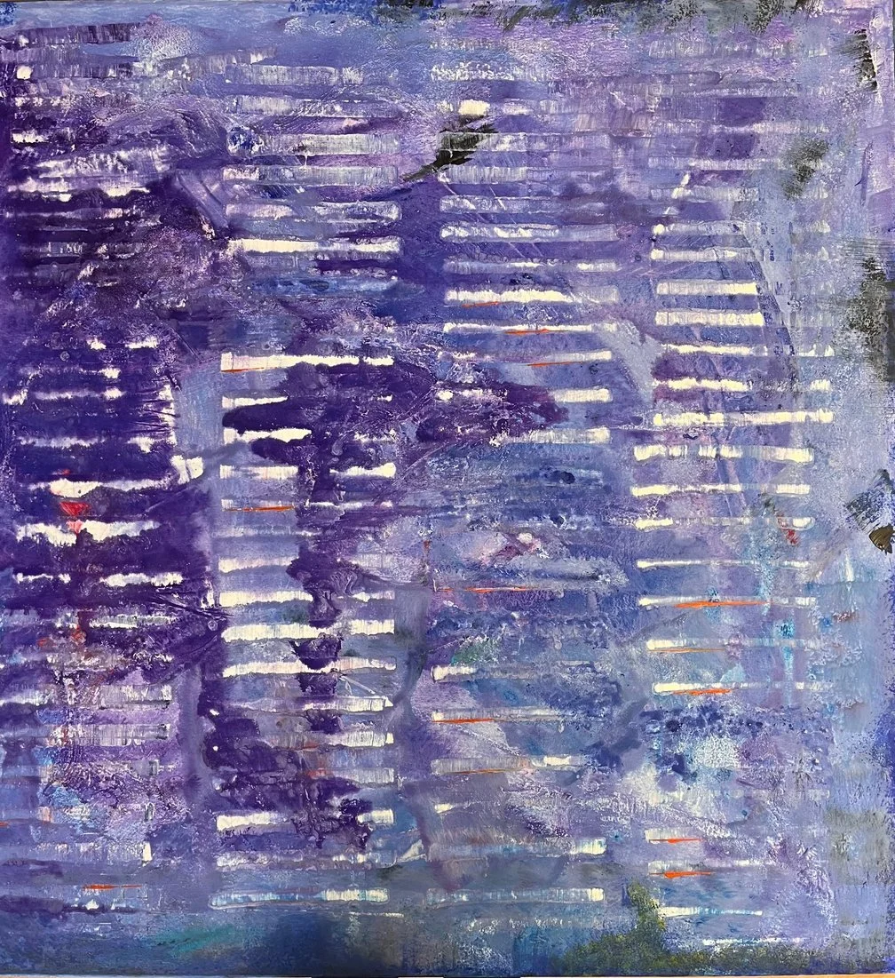 «Woven in Blue», abstrakt akrylmaleri i fiolett og blått med rytmiske, vevlignende strøk i hvitt.
