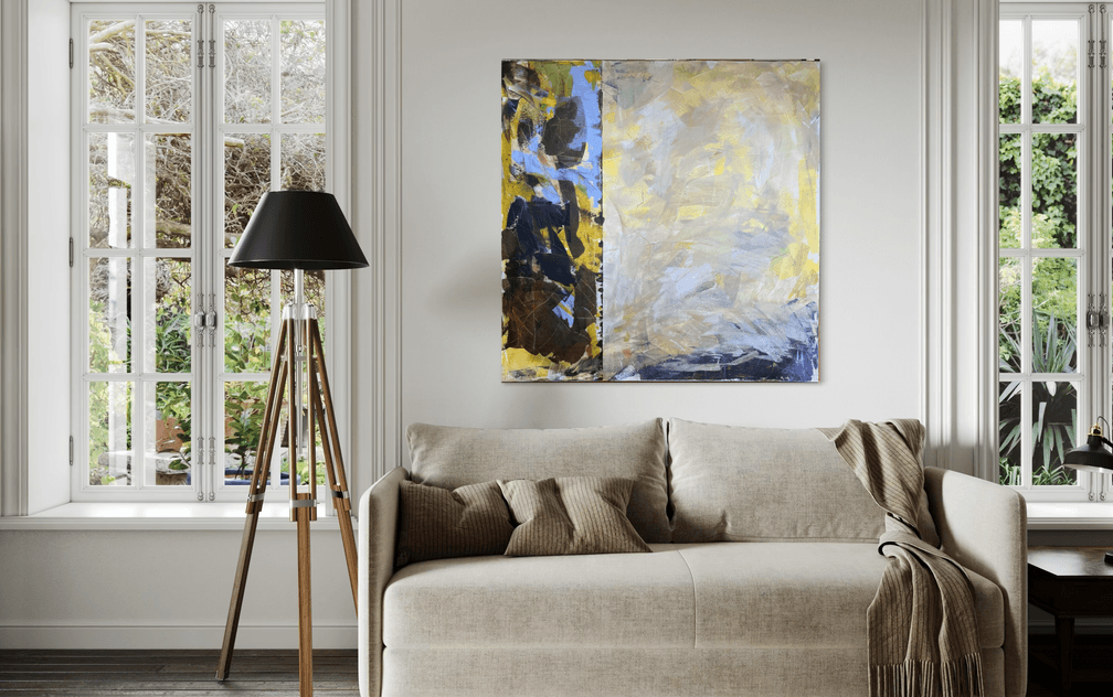 Illustrasjon: «In Both Worlds», abstrakt akrylmaleri i to felt: urolig blått og gult mot rolig grått. Over en sofa.