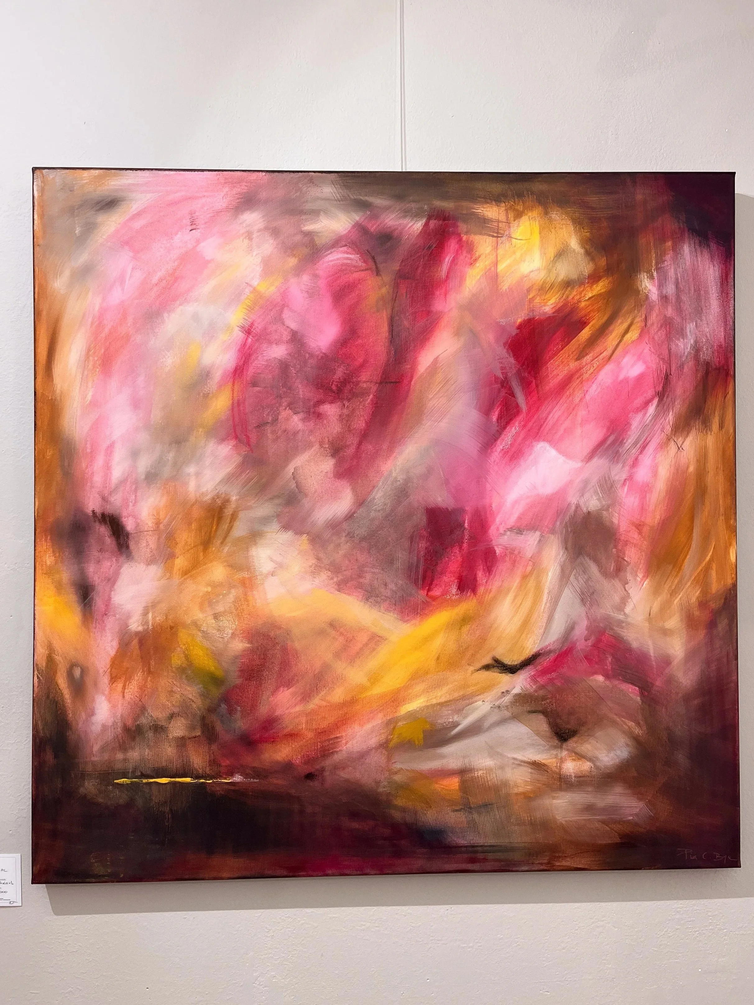 «Kaleidoscope», abstrakt akrylmaleri i rosa, rødt, gult og sort med virvlende, energiske strøk.