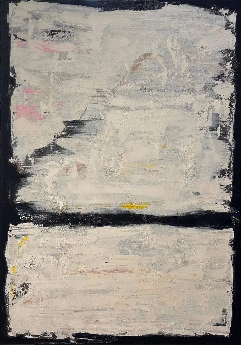 «A Story Told, Never Just Black and White», abstrakt akrylmaleri i kremhvitt delt av sorte bånd, med innslag av rosa og gult.
