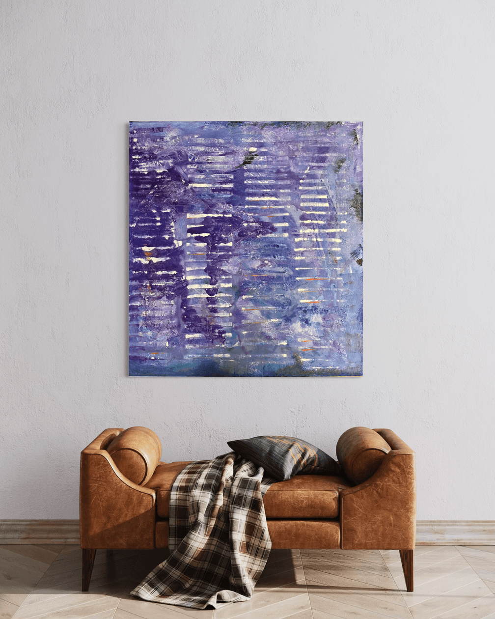 Illustrasjon: «Woven in Blue», abstrakt akrylmaleri i fiolett med rytmiske, vevlignende strøk. Over en skinnsofa.