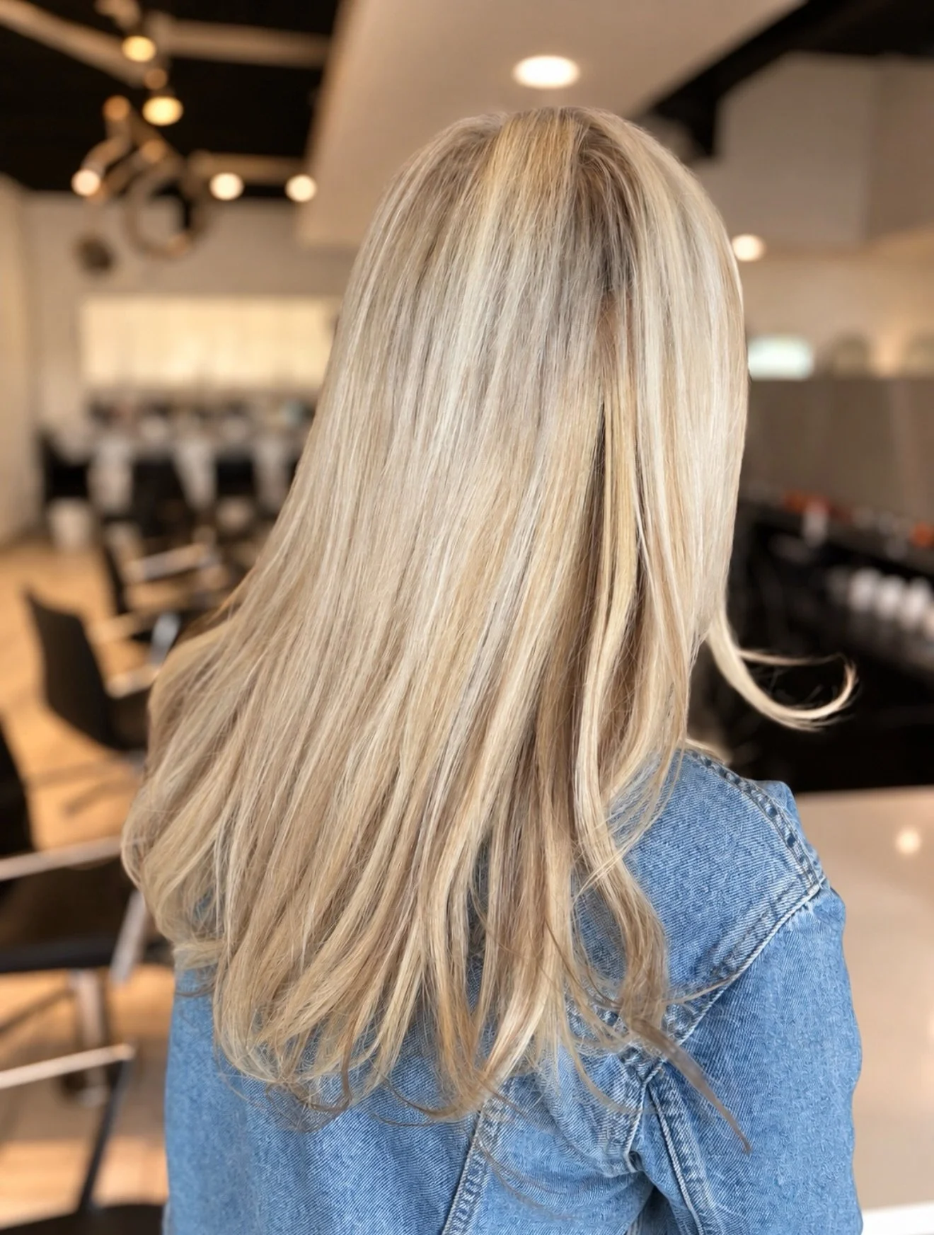 blonde with a little bounce 🤍

foil highlight + blowdry by diana.
swipe for the details &rarr;

#dynfly #troymichigan #michiganhairstylist #blondehighlights #blowdry