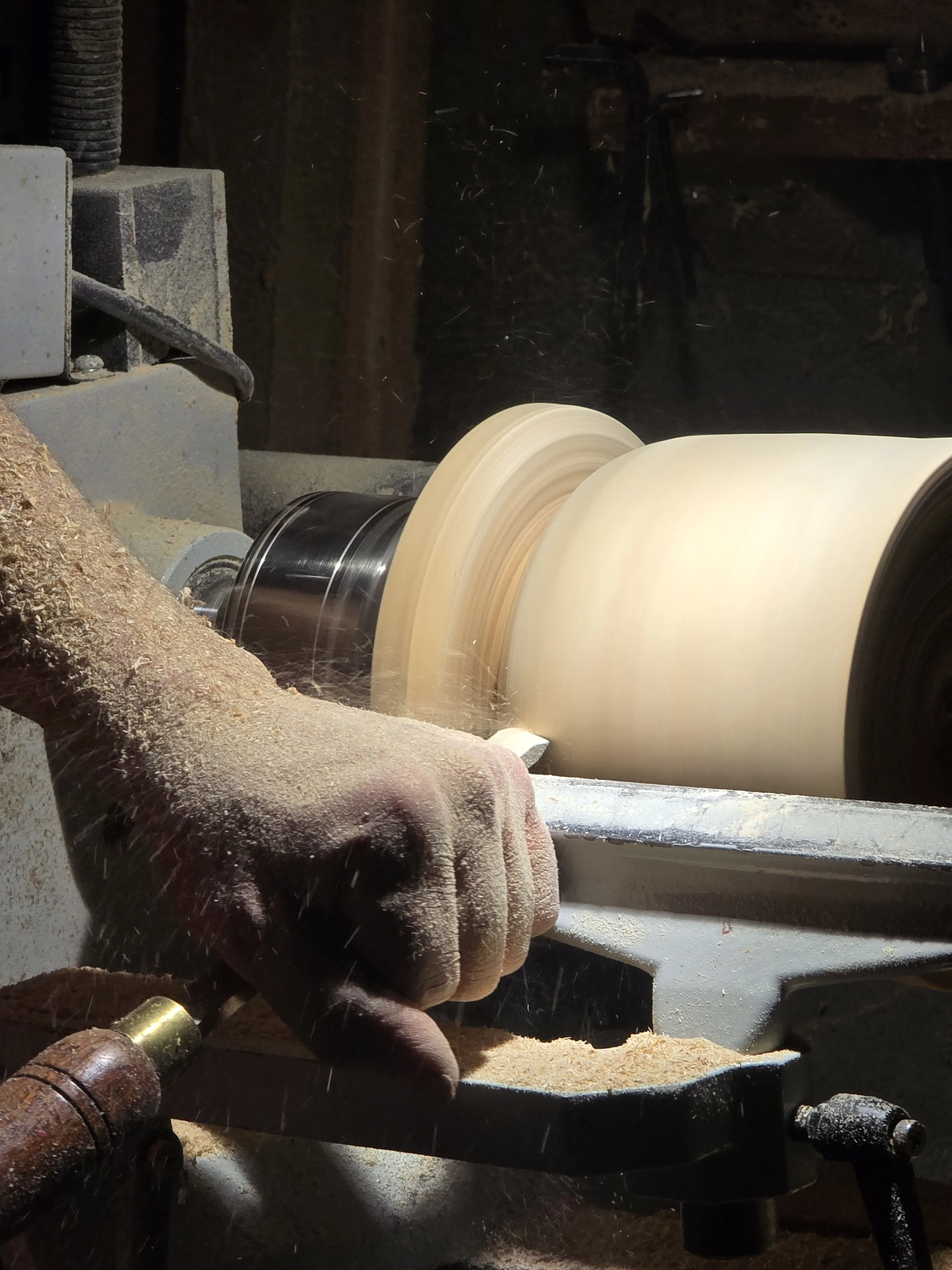 Manos de Zambulerio trabajando una pieza de madera en el torno de su taller en Salamanca.