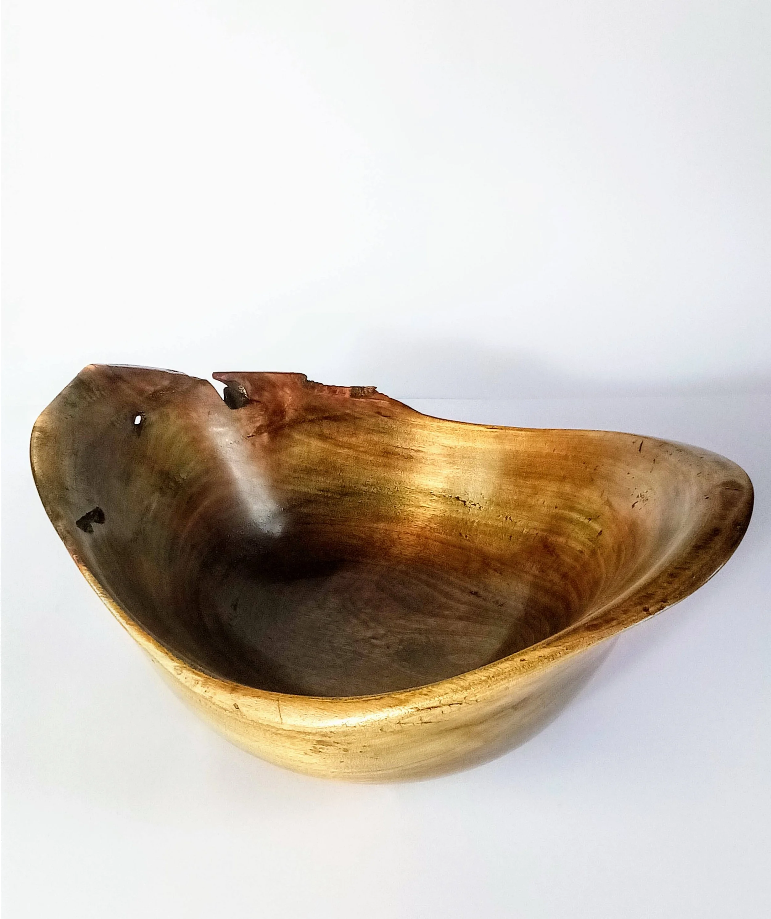 Cuenco al carbón de Zambulerio, realizado en madera de chopo, con borde irregular y vetas doradas que contrastan con el interior oscuro.