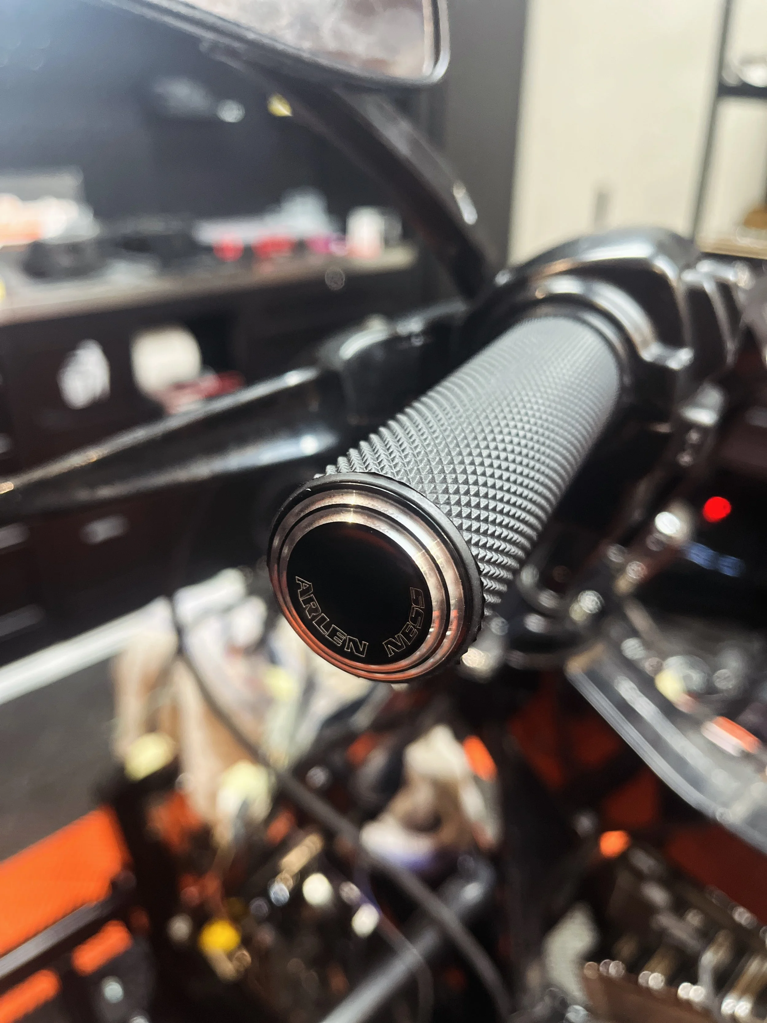 Nouvelle position. Nouveau feeling. ⚡️

Risers + guidon @thrashinsupply 
Poign&eacute;es @arlennessmotorcycles assorties au T de fourche.

L&rsquo;Electra continue sa mutation en Road Glide.

Fournisseurs @ks_motorcycles ✌🏼

La passion du d&eacute;t