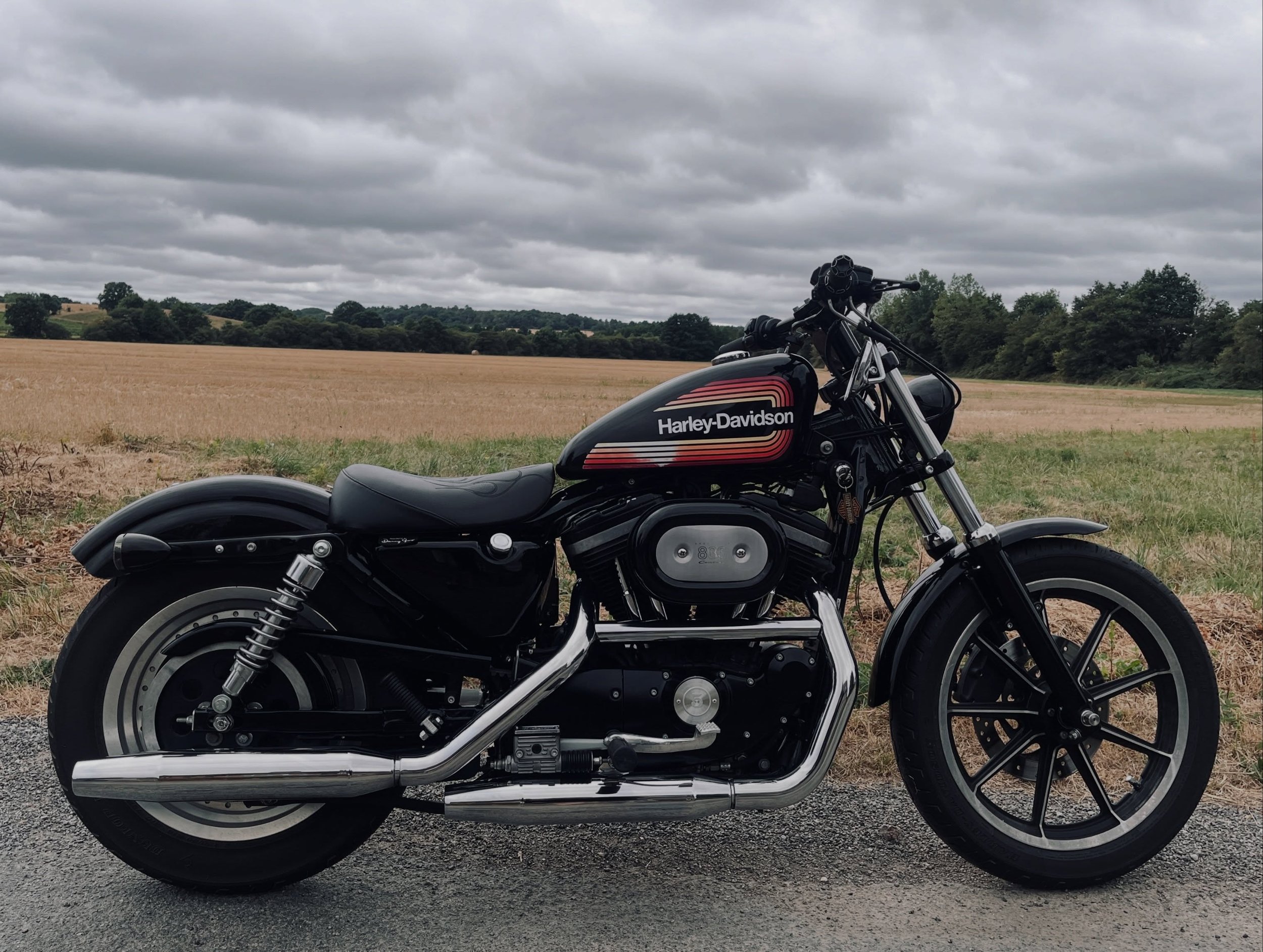 Chaque pr&eacute;paration raconte une histoire. Celle-ci est pr&ecirc;te &agrave; &eacute;crire la suivante. 🖤

Harley-Davidson Sportster XL883 de 2001, carburateur, pr&eacute;par&eacute;e esth&eacute;tiquement par CLTX Workshop avec une seule id&ea