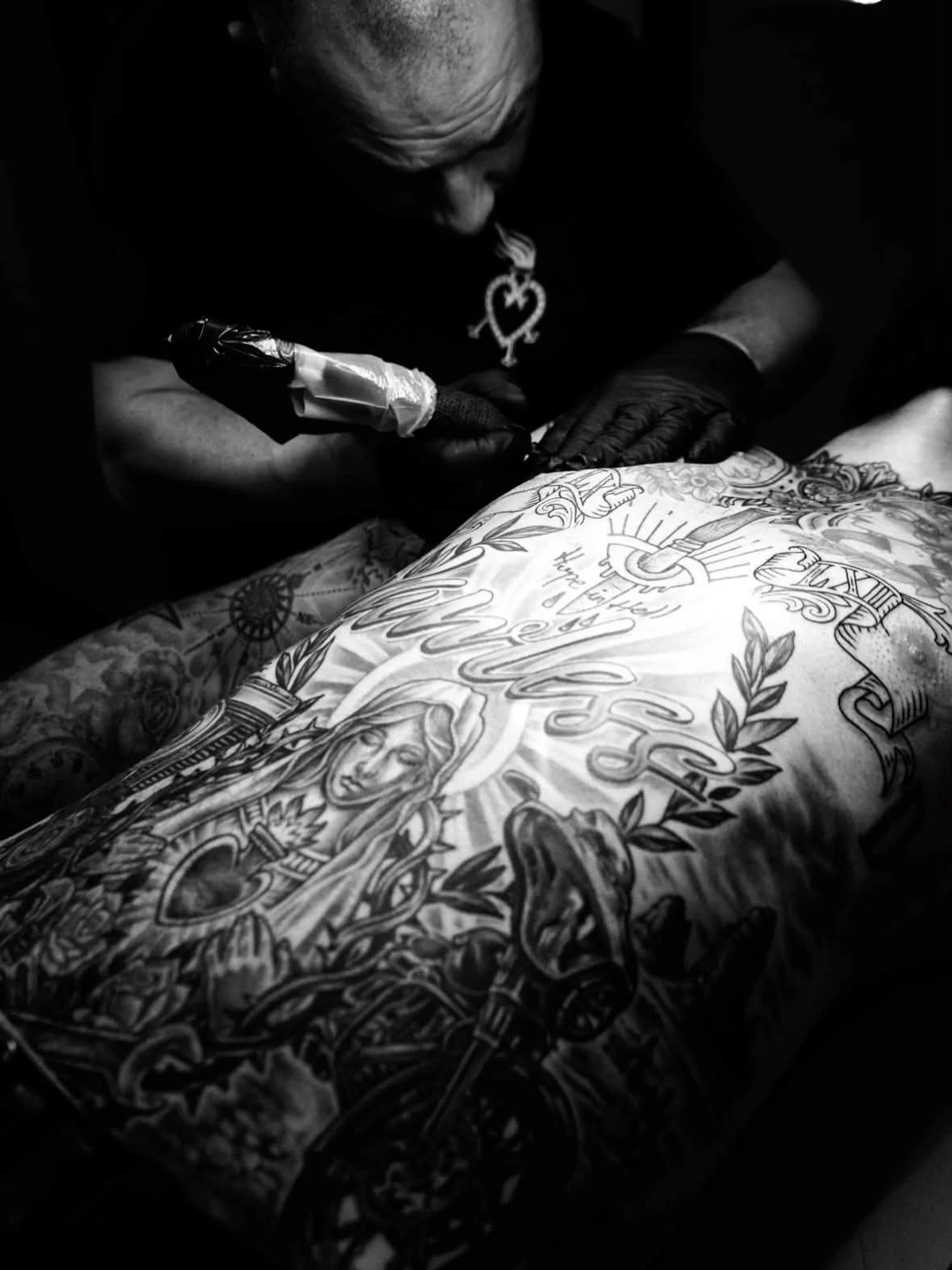 Quand deux artistes se retrouvent, chacun exerce son art.

L&rsquo;un travaille l&rsquo;acier, l&rsquo;autre la peau. M&ecirc;me passion, m&ecirc;me exigence, m&ecirc;me recherche du d&eacute;tail.

Une nouvelle s&eacute;ance pour continuer une pi&eg