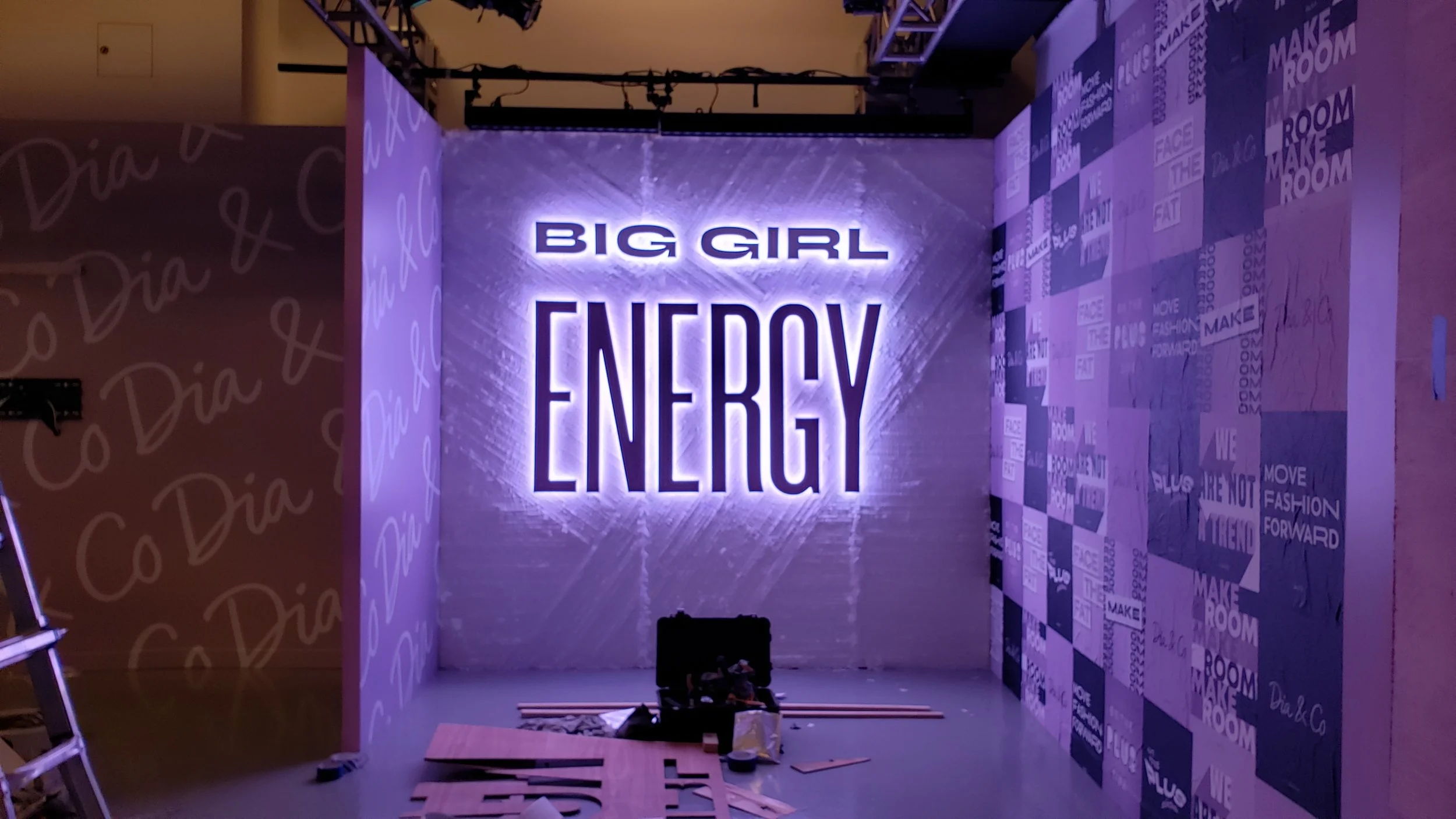 Pop up installation for CurvyCon 2019. Made with an insane amount of crepe paper.