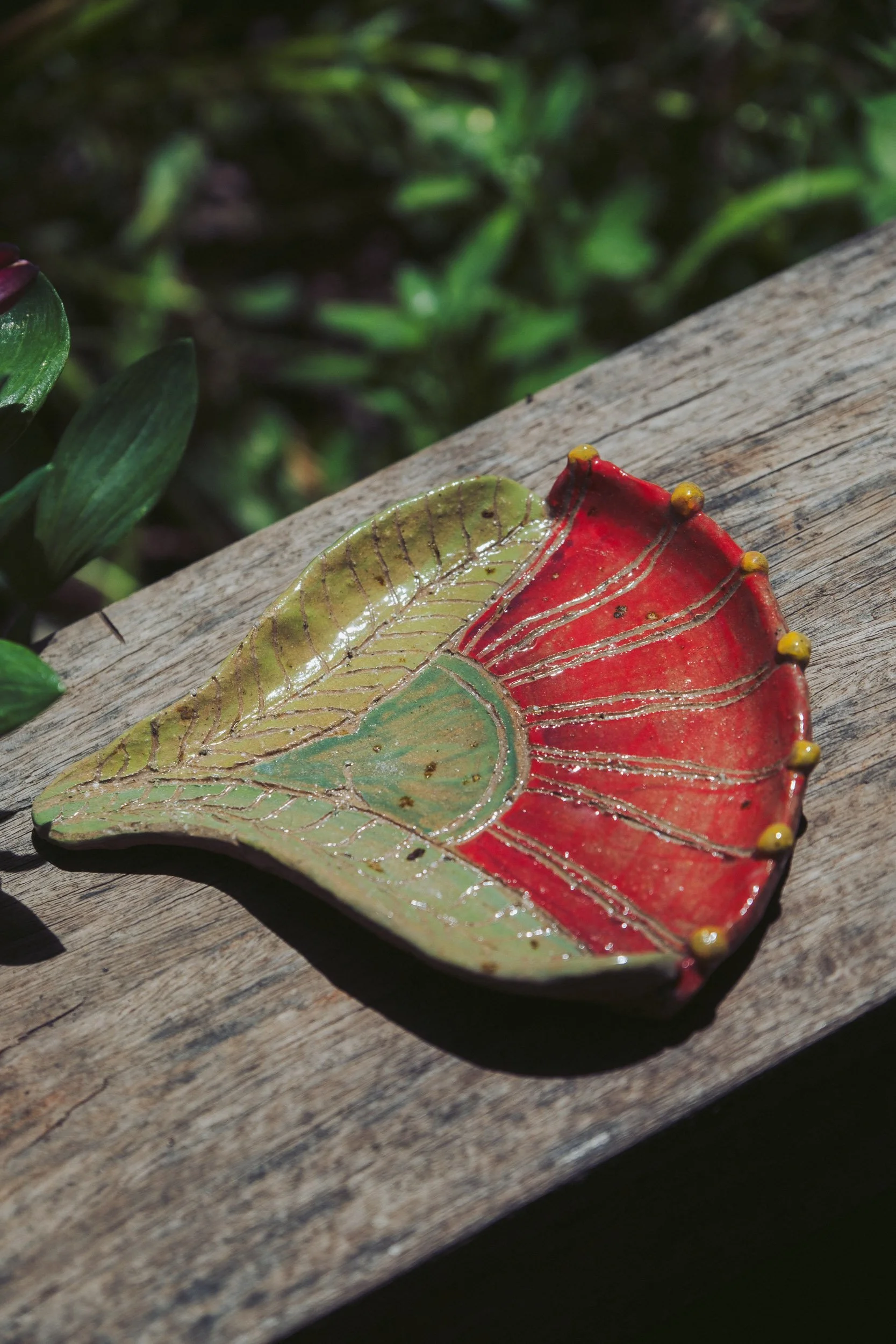 Gum Blossom – Red and Green Spoon Rest