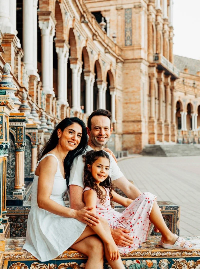 The smiles, the laughter, the little hugs, and that special happiness of discovering a beautiful place together as a family. ❤️
That's what this morning in Seville was all about!
This lovely family of three traveled from the United States 🇺🇸 to Spa