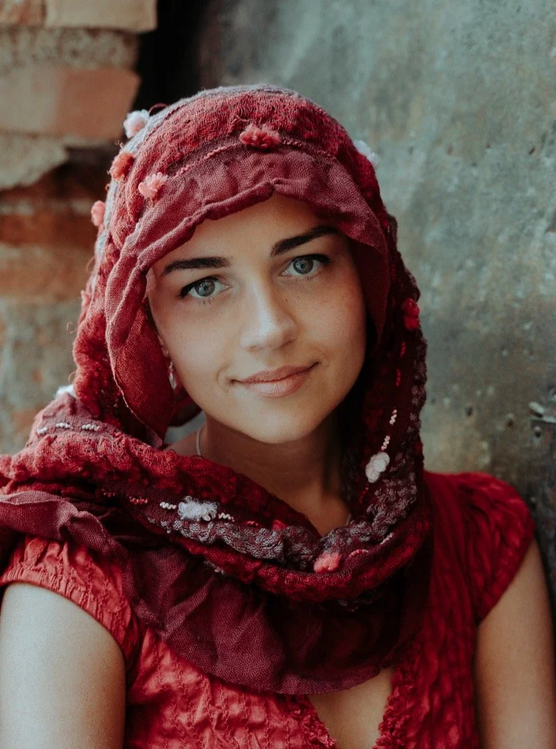 Not every photoshoot is about a holiday, an engagement, or a special celebration. Sometimes, it's about who you are, what you do, and how you want to present yourself to the world.
She traveled from the UK to Granada looking for something different f