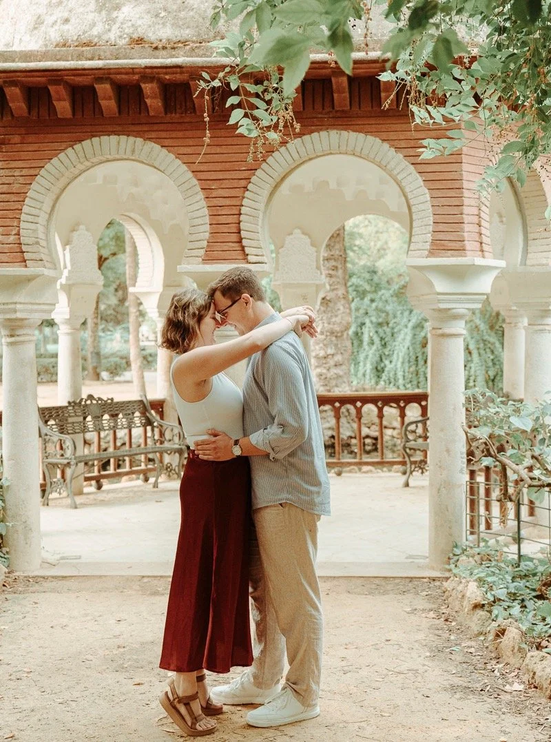 From Idaho 🇺🇸 to Seville 🇪🇸 &mdash; with some very special news to share. 💍
They came to Spain and decided that Plaza de Espa&ntilde;a would be the perfect place to capture this new chapter and announce their wedding.
We spent some time walking 