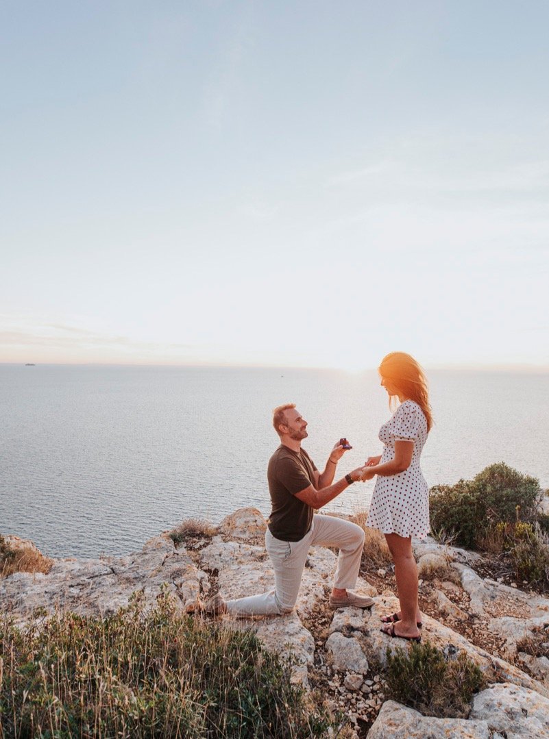 Some proposals are about the question. Others are about the place where you ask it. 💍
For this couple, the Mediterranean cliffs of Mallorca became the setting for a completely unexpected moment. She thought they were simply enjoying a beautiful day 