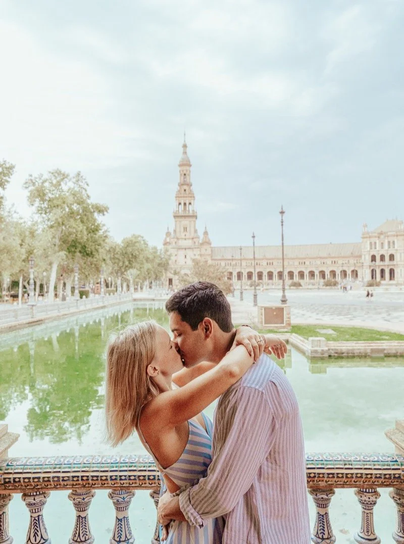 He had planned the proposal, but there was another surprise waiting for her.
While they were enjoying their time in Seville, we kept both families hidden nearby, waiting for the right moment. As soon as she said yes, we brought their parents in to jo