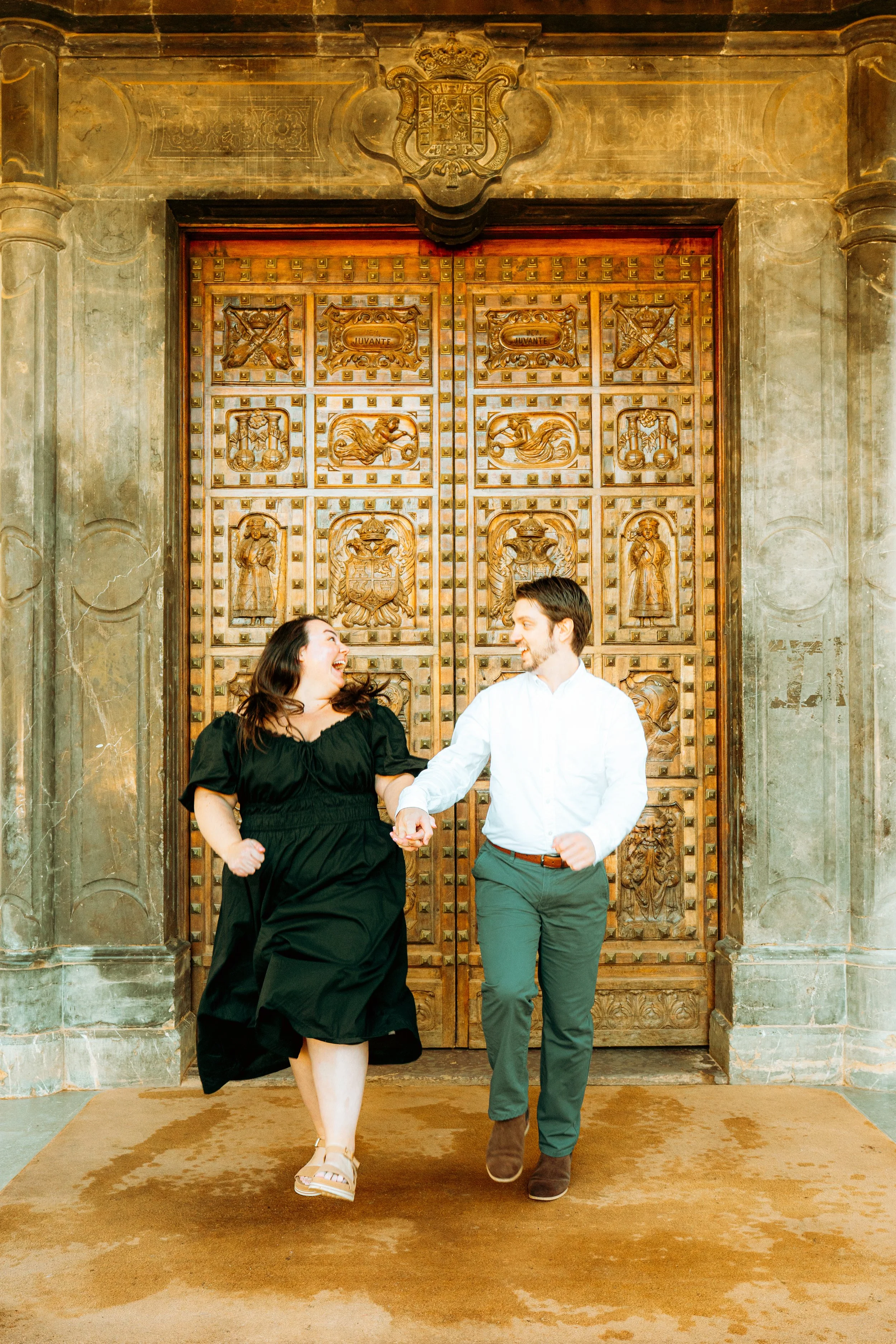 Couple travel photoshoot at the Alhambra doors (Copy)