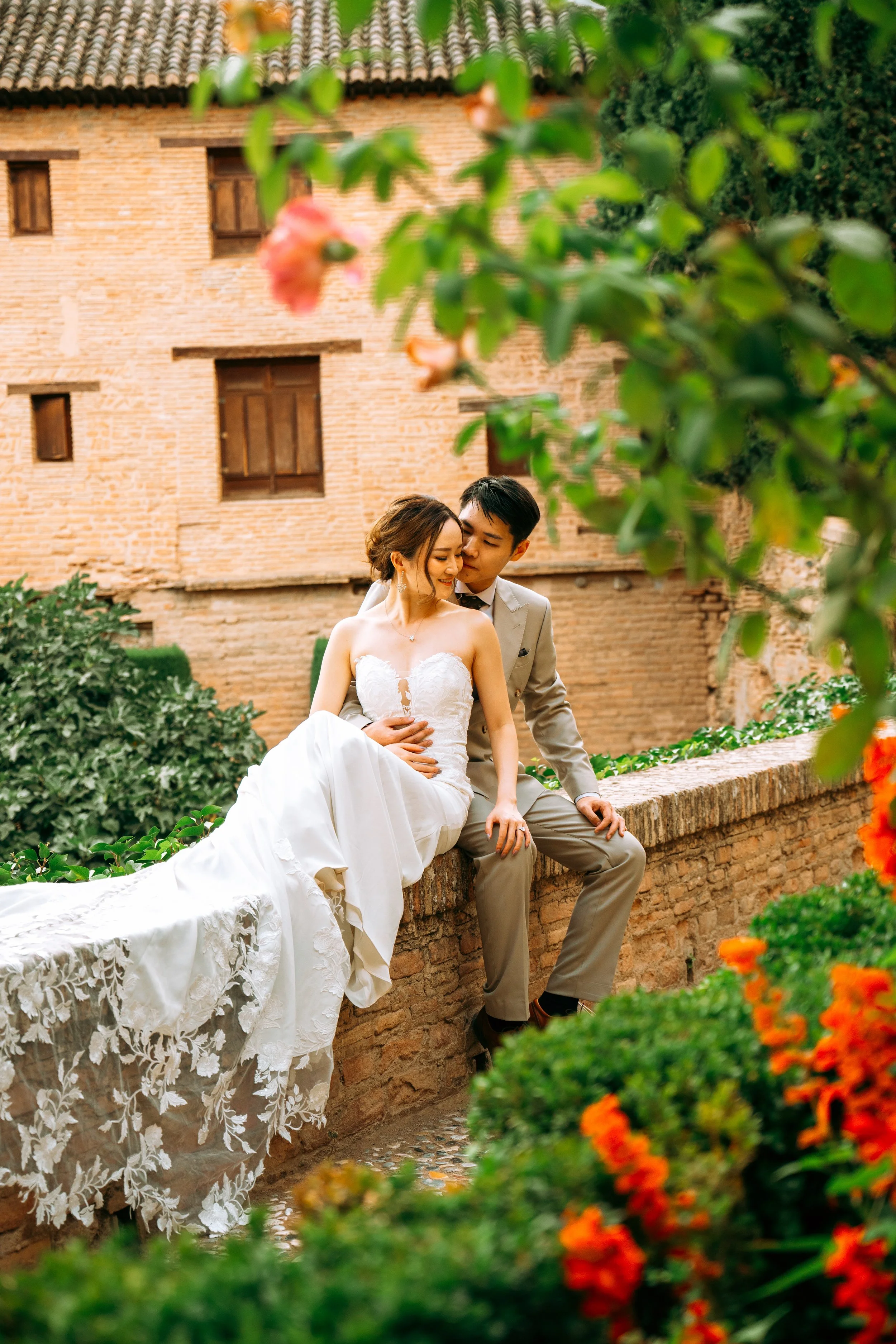 Bride and groom in the Generalife gardens (Copy)