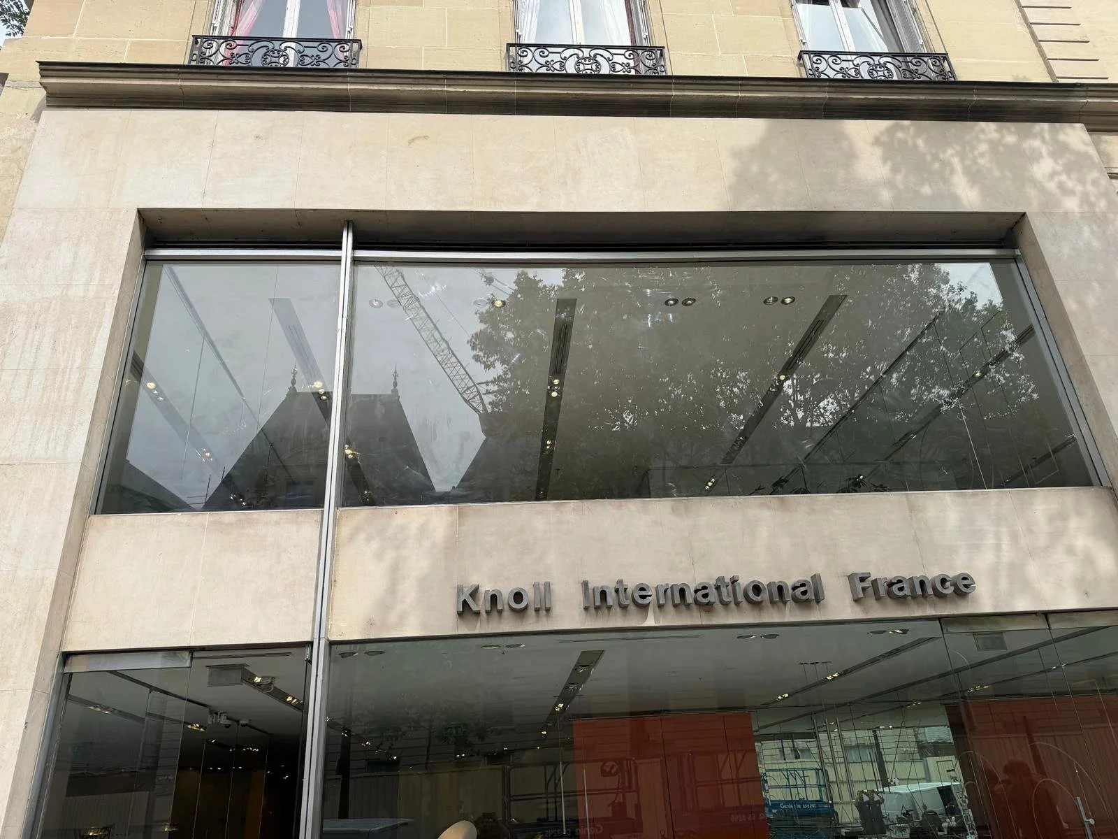 Façade d'un bâtiment moderne avec une grande vitre et le texte 'Knoll International France'.