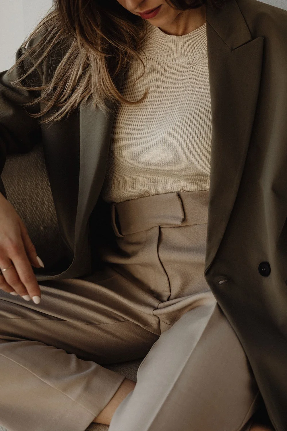 kaboompics_simplistic-sophistication-a-fashion-photoshoot-with-a-stunning-model-in-neutral-minimalist-outfits-30944.jpg