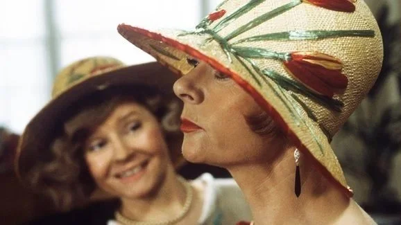 Geraldine McEwan qnd Prunella Scales in Mapp and Lucia