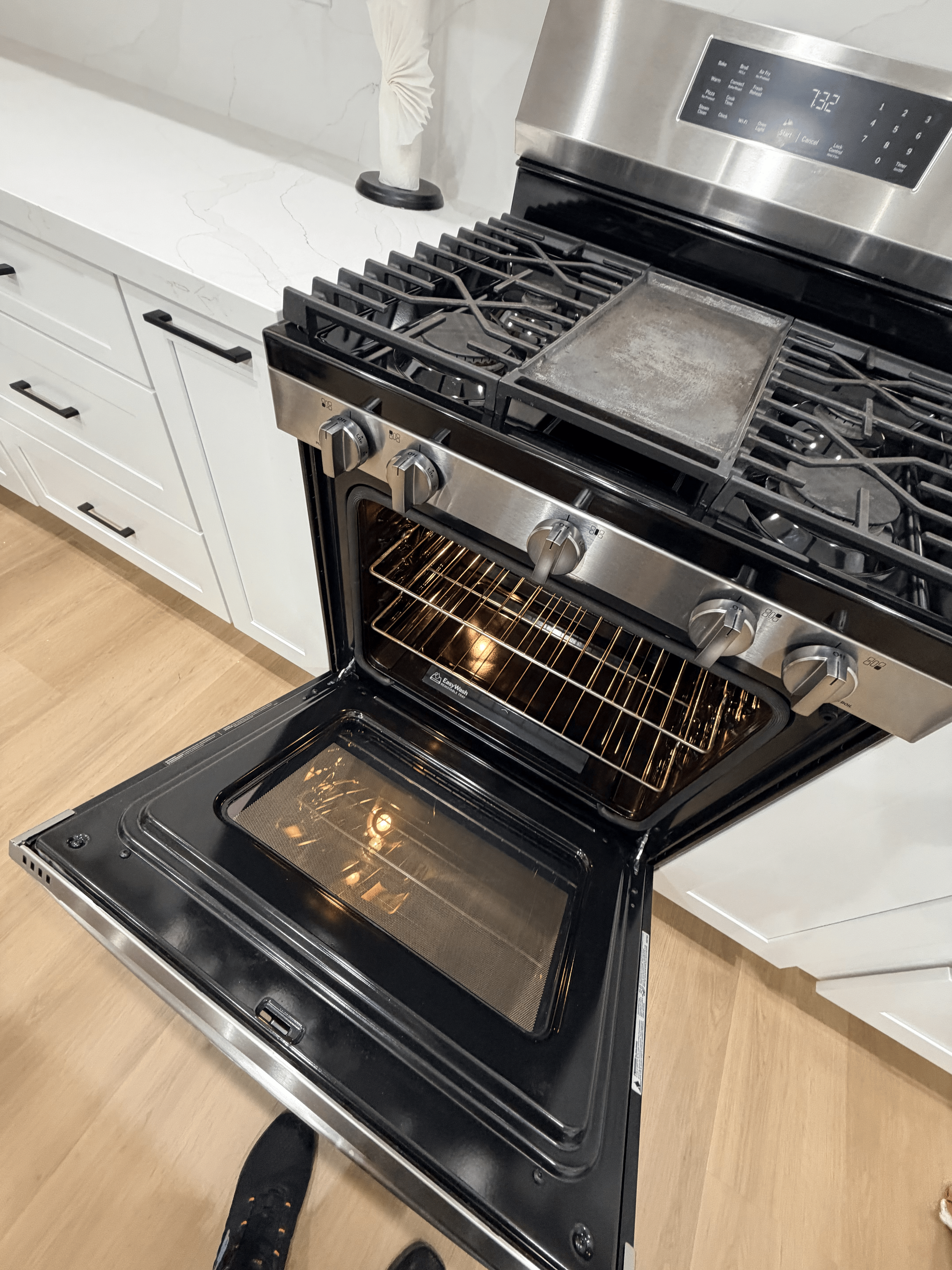Spotless gas range and oven after a deep clean