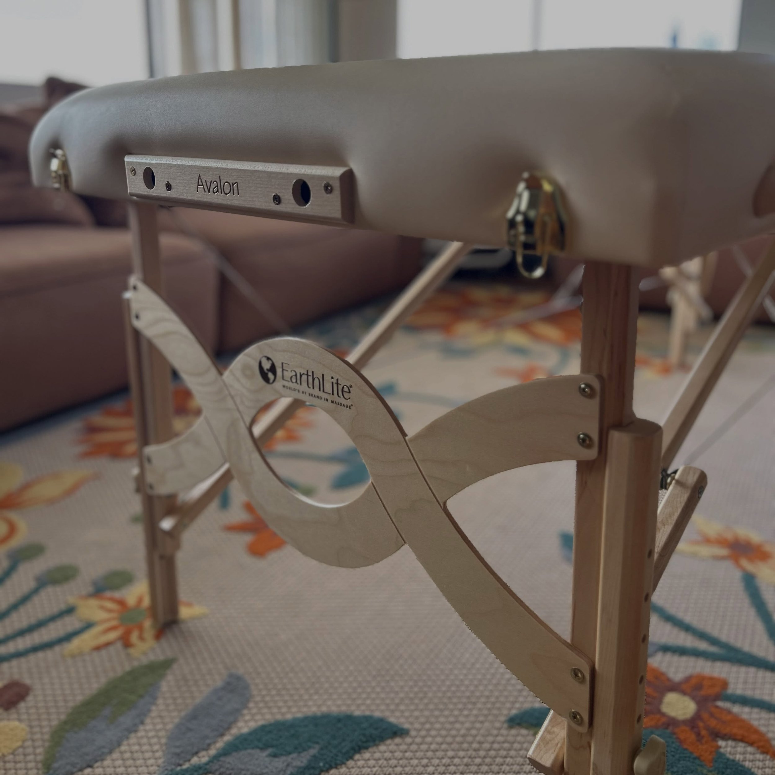 One of the best tables! Complete with adjustable face cradle, fleece cover and options for lighter or flannel sheets. Comfort is key. #massagetherapy #oahumassagetherapist #mobilemassage