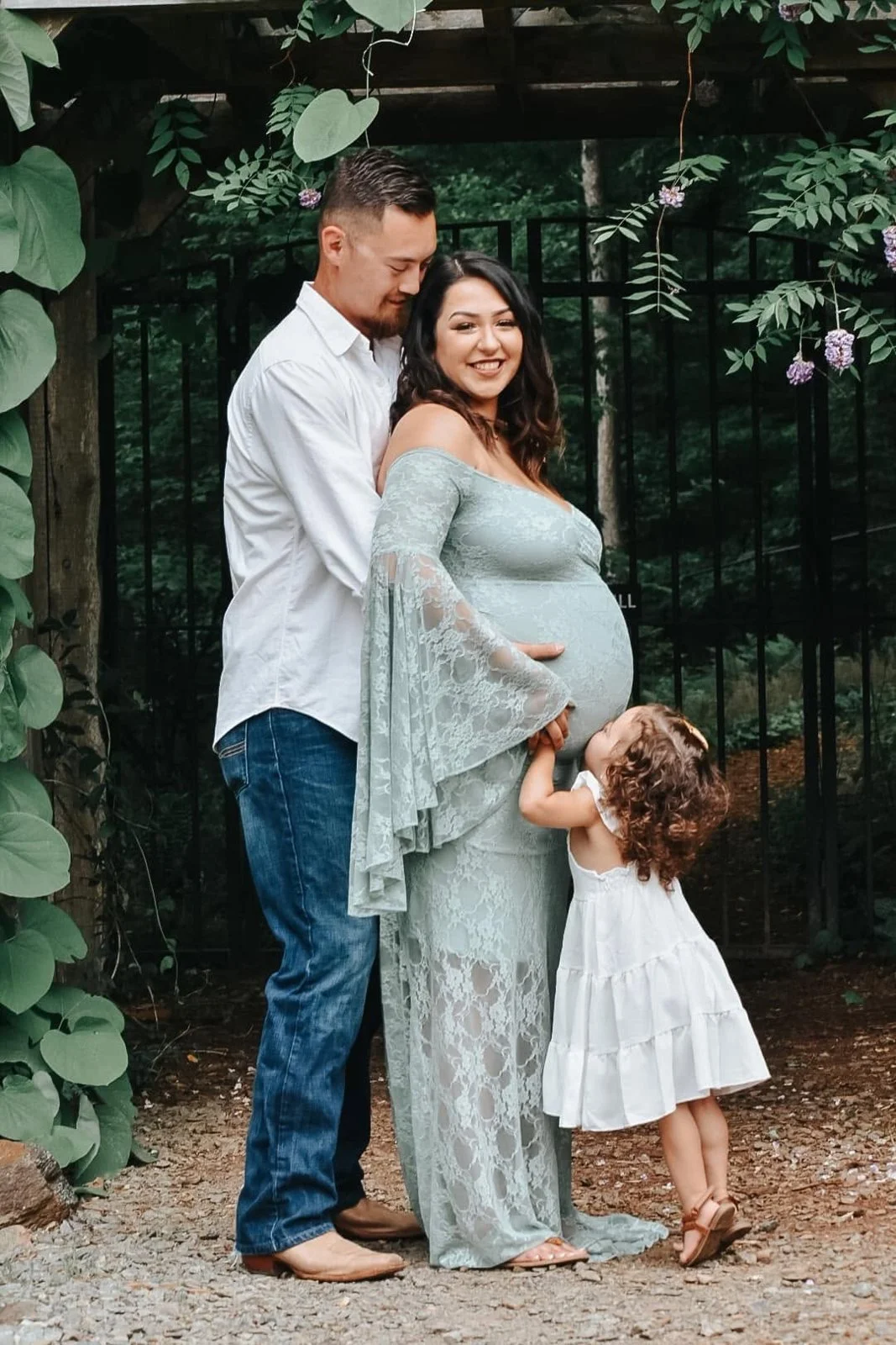 maternity-belly-kiss.jpg