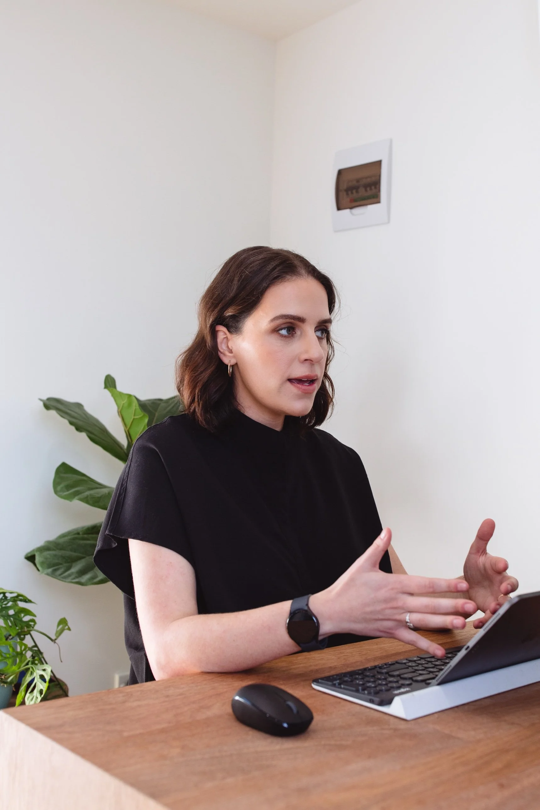 Jasmine explaining what to expect at a first skin consultation at Reform Skin Studio Queenstown
