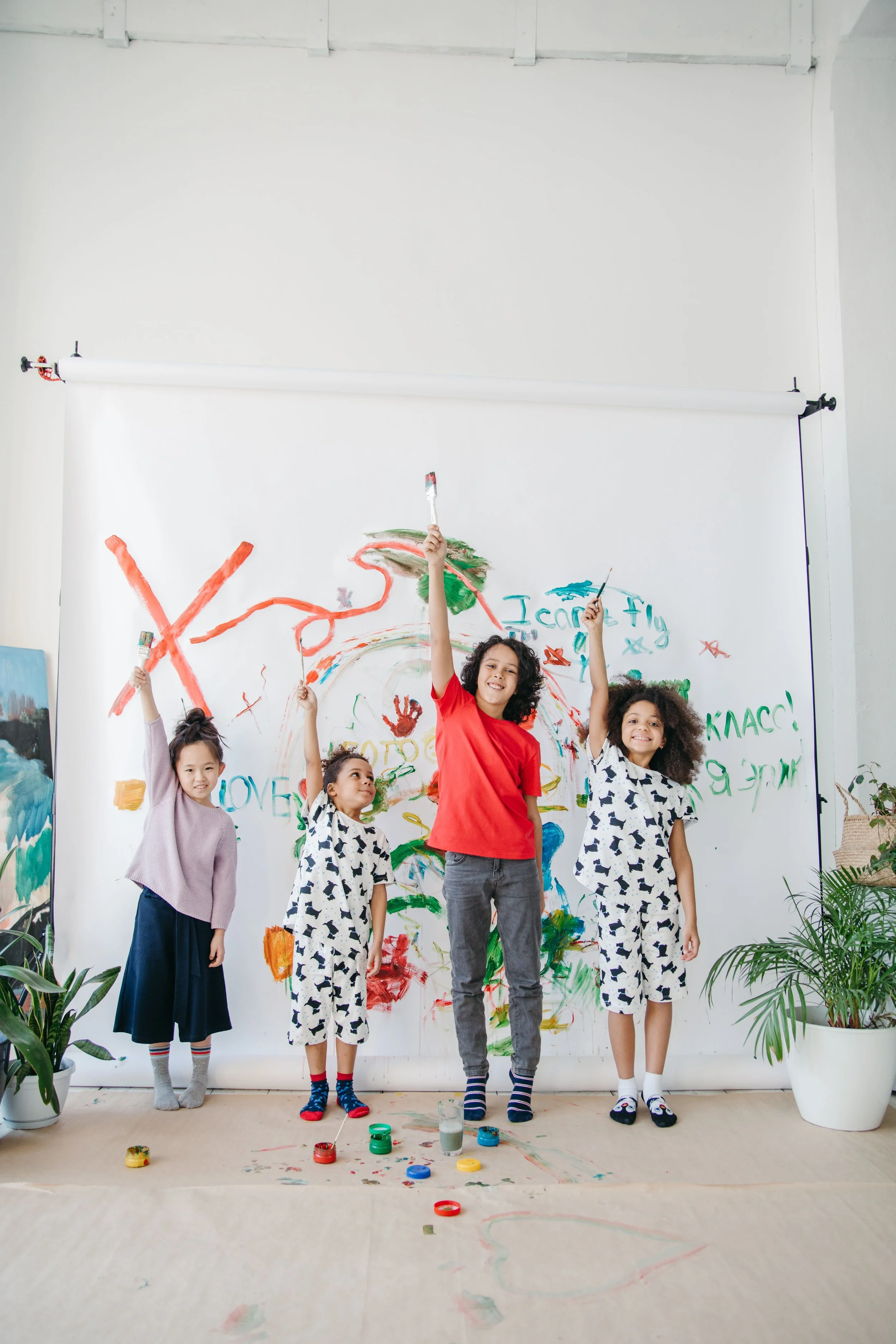 Quatre enfants en ateliers créatifs.