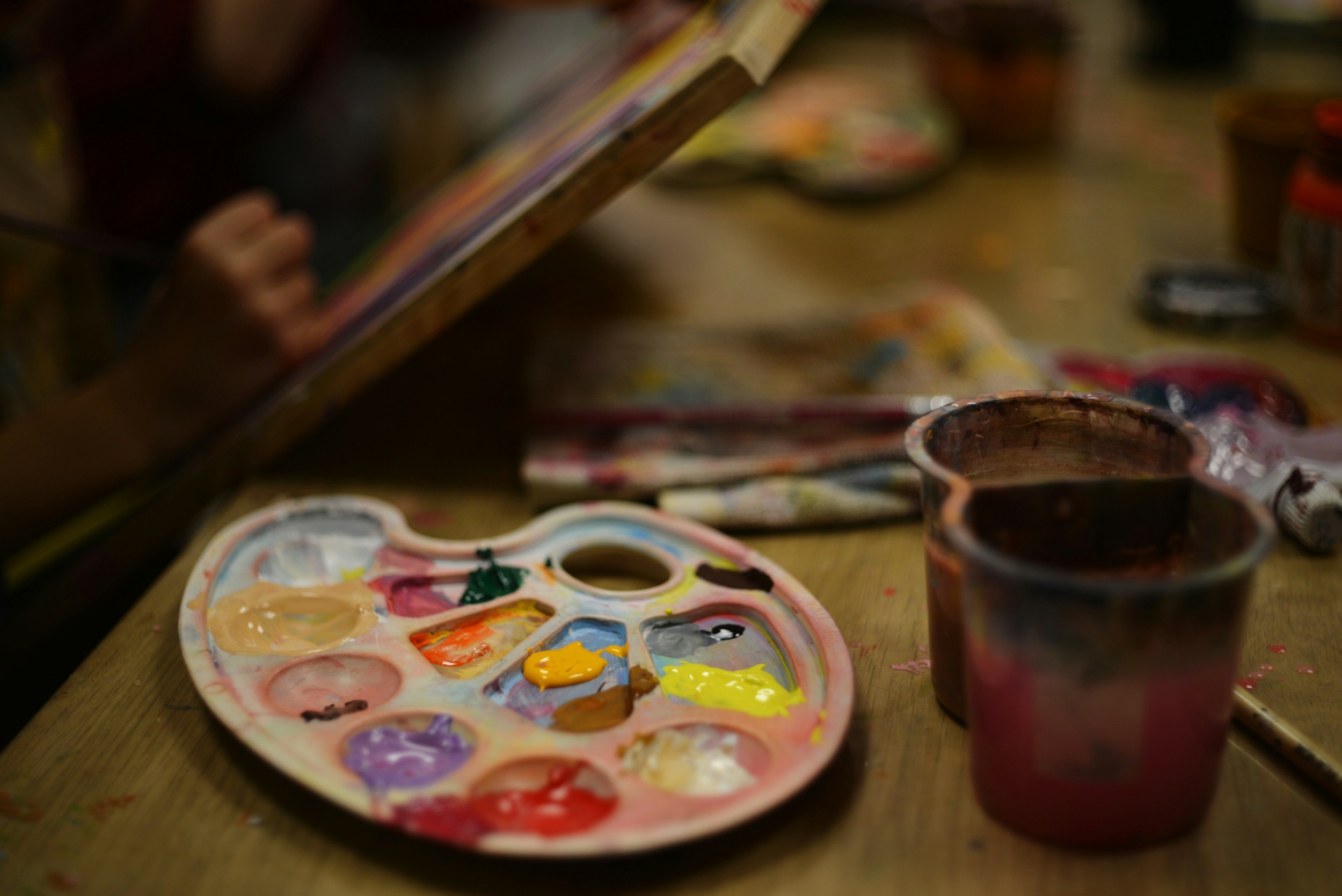 Peintre atelier médiation créative.