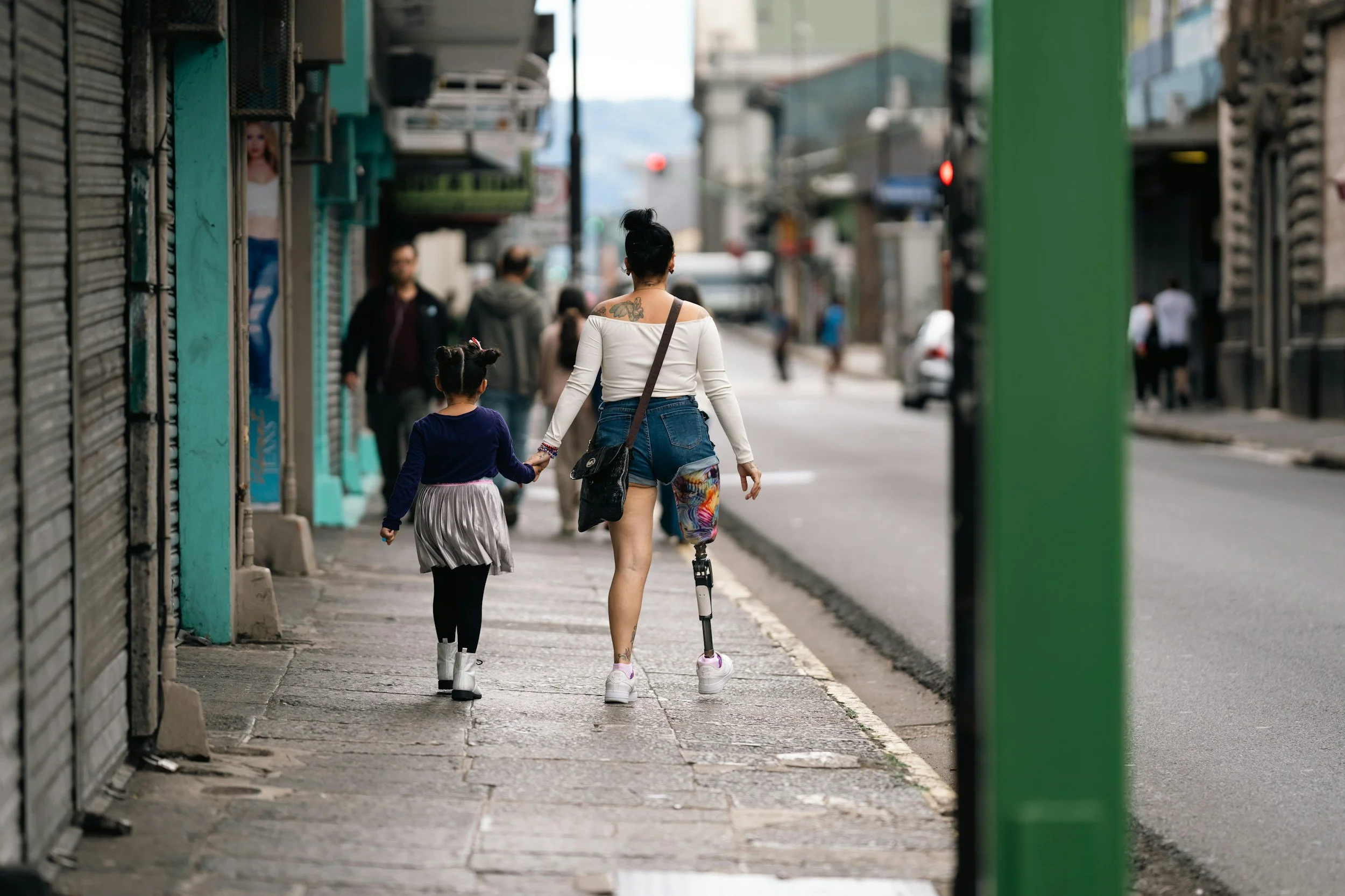 Une mère et sa fille marchent main dans la main après un atelier duo parent-enfant.
