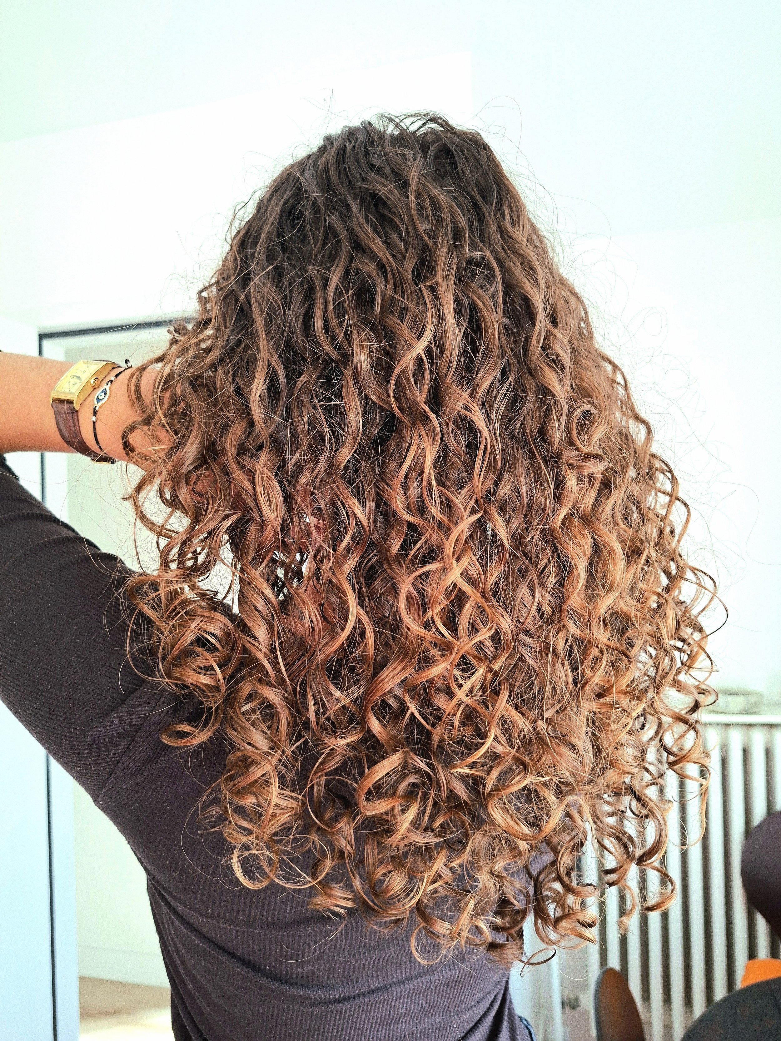 Cheveux longs bouclés