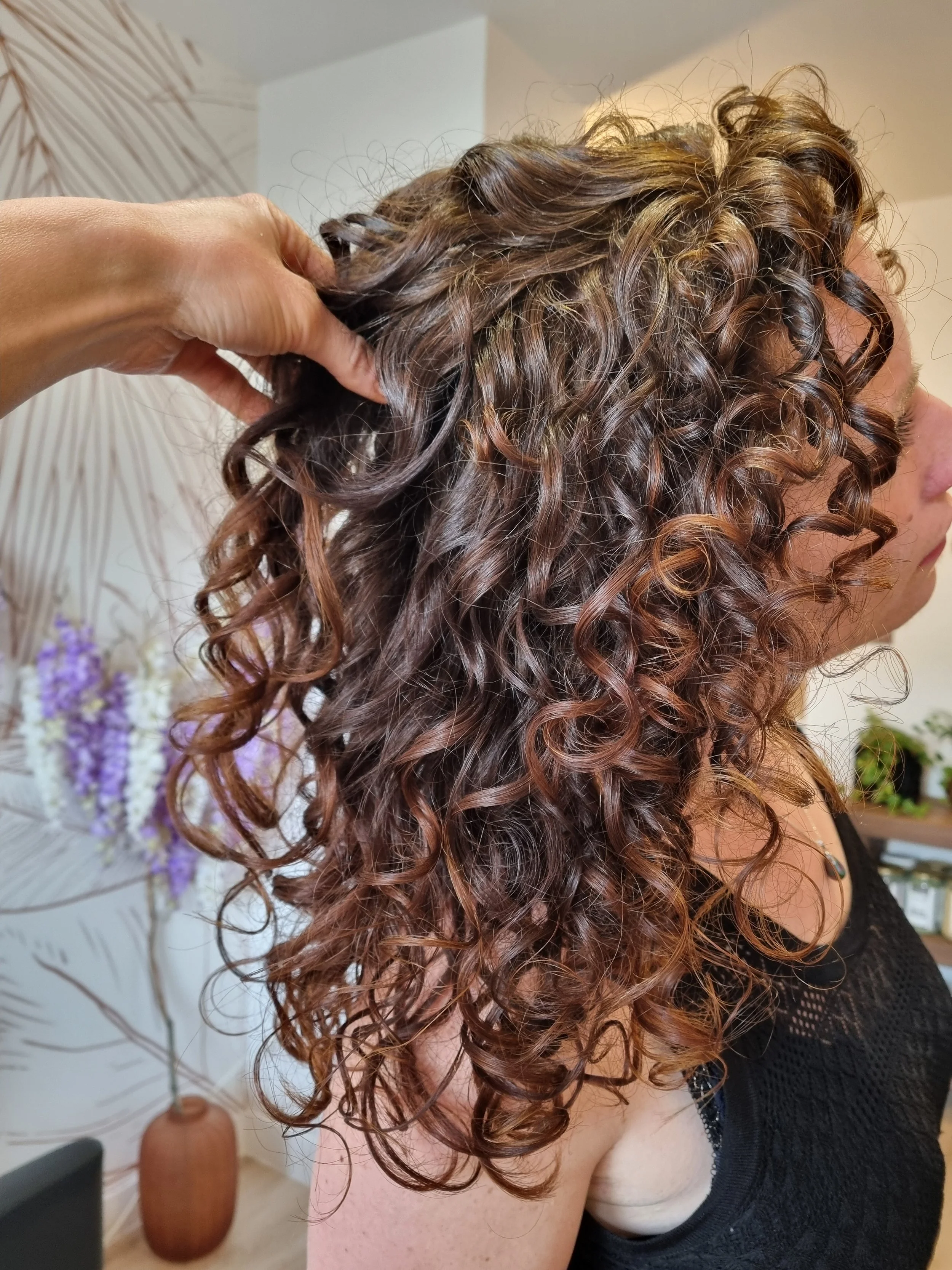 Cheveux bouclés marron roux.