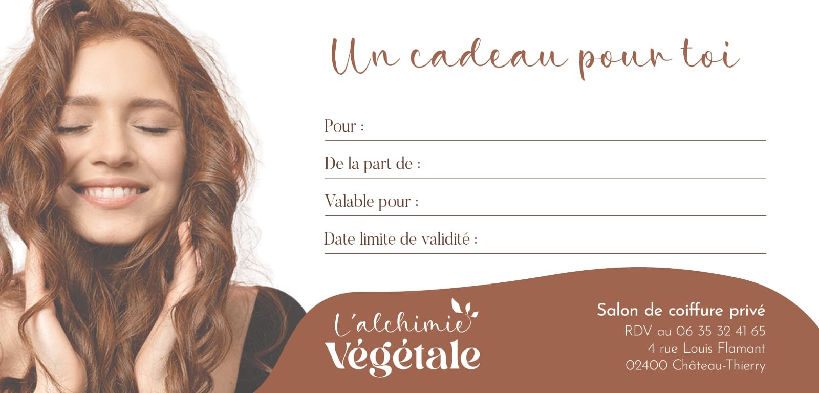 Une carte cadeau pour un salon de coiffure appelé L'alchimie Végétale, avec une femme aux cheveux bouclés marron clair, souriante, et un texte en français indiquant les détails du salon, le numéro de contact, et l'adresse.