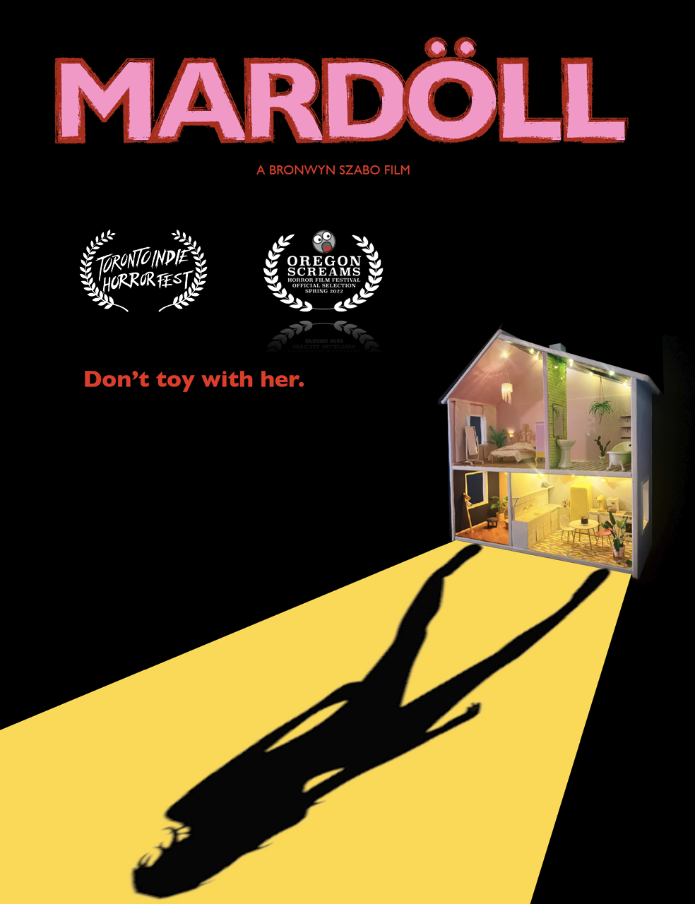 Promotional poster for the film 'Mardoll' showing a dollhouse illuminating a spooky room with a yellow flashlight beam casting a shadow of a woman holding a knife.