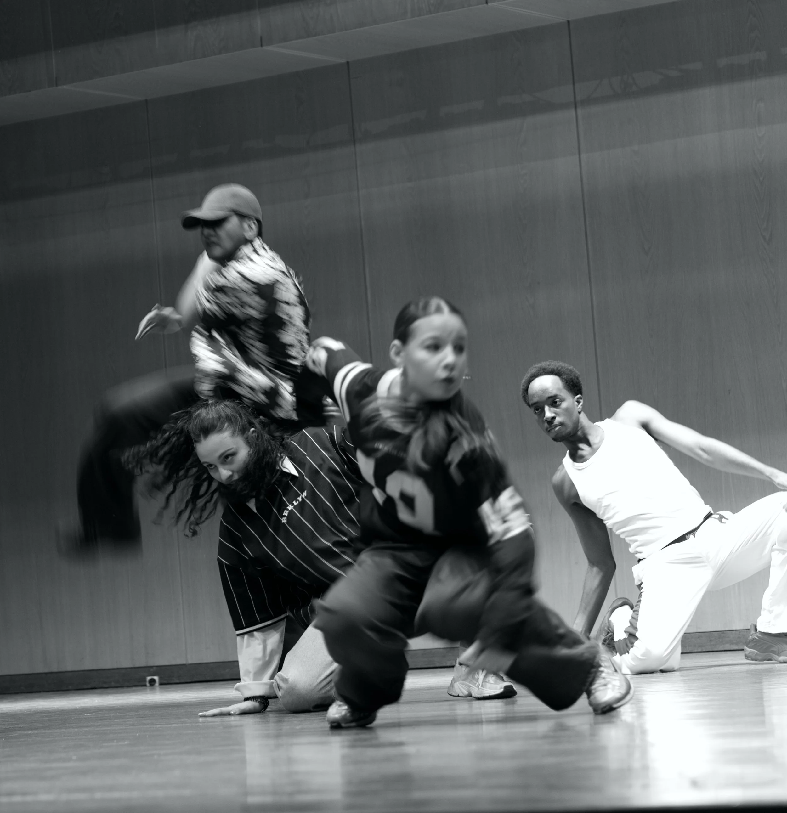 Schwarz-weiße Aufnahme der Performance RVLD Crew