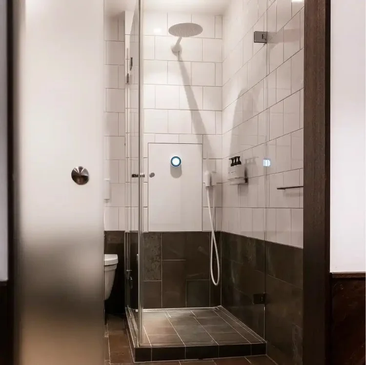 Orbital Shower cleans and recirculates water in real time. You get a first-class shower experience with precise temperature and high pressure, while saving water and energy. The WHO recommends a daily water consumption per person of 50–100 litres. At