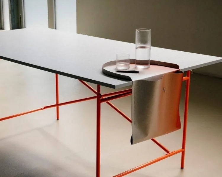 The SALTO is a very sustainable design that’s made of washable vegan paper, which explains its fabric-like texture and composition. It looks elegant and stylish, especially when hanging from a minimalist desk that has all its clutter cleared and dump