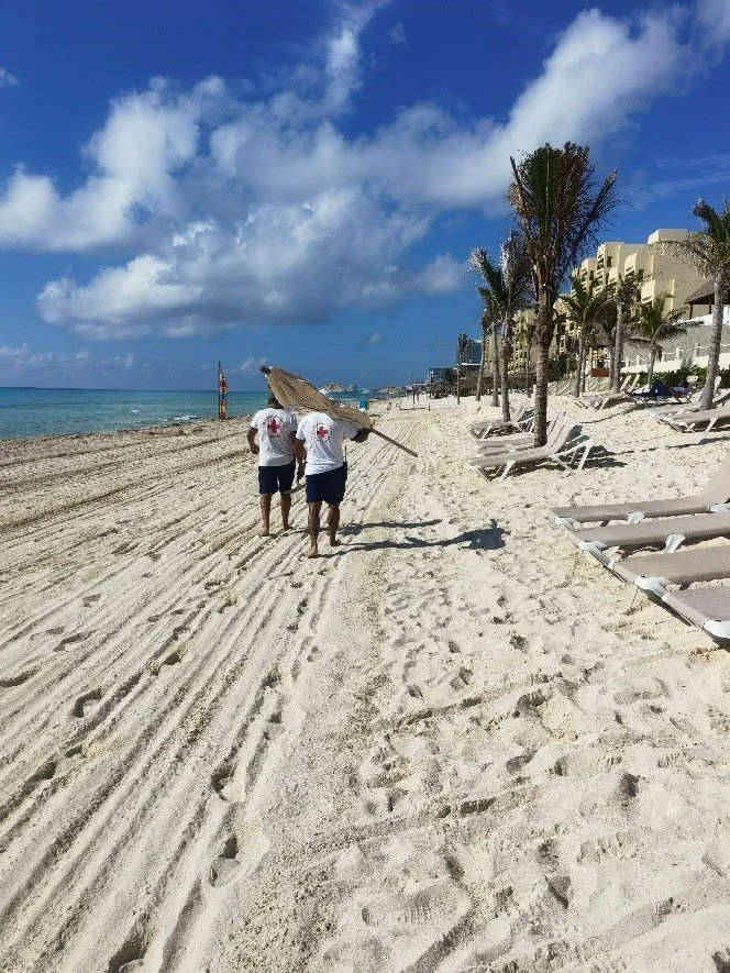 Guardavidas en camino a la recaudación de tortugas