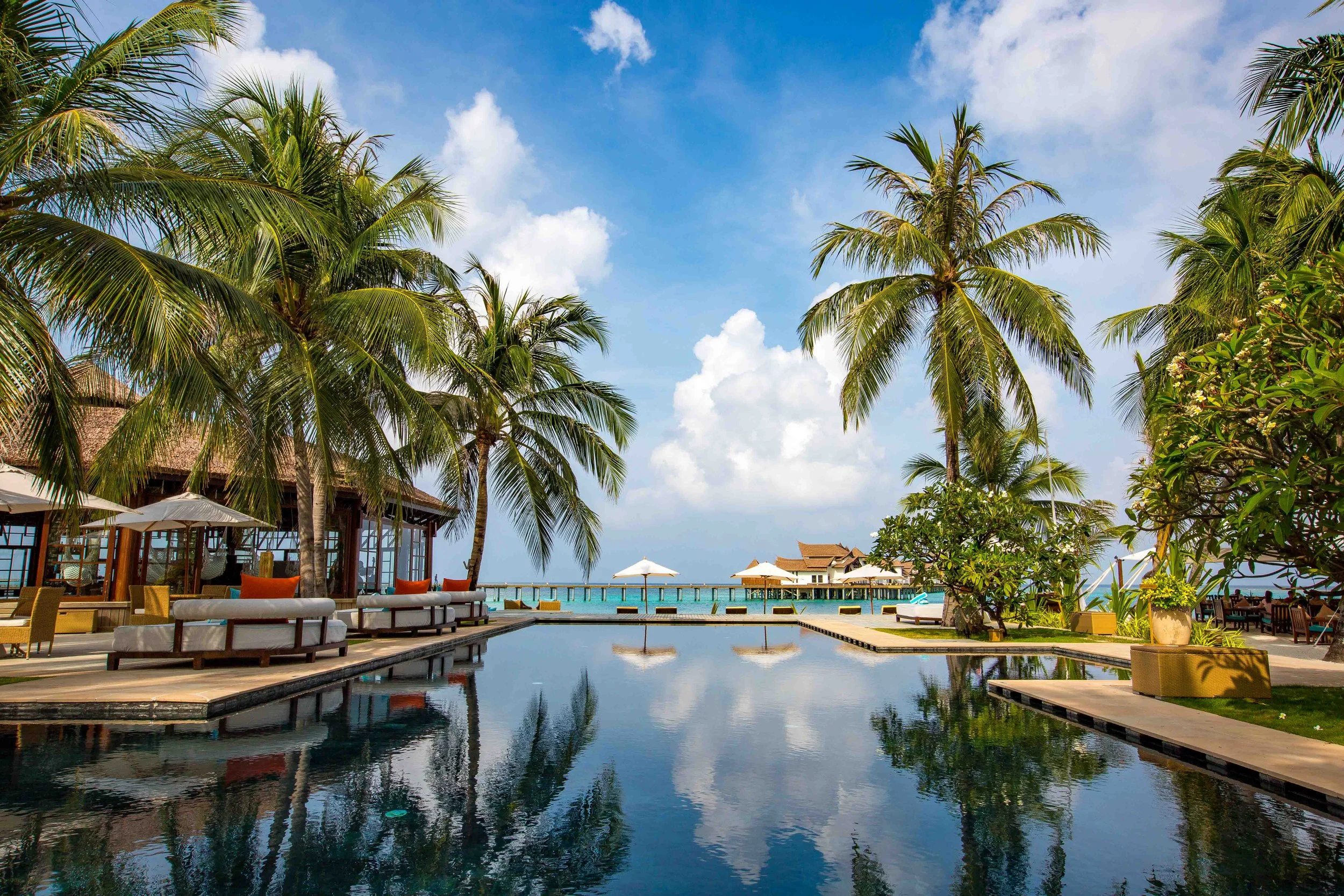 OZEN RESERVE BOLIFUSHI - Main Pool 4.jpg