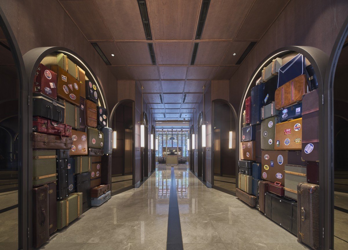 Pullman-Singapore-Hill-Street_Luggage-Feature-Wall_HR-1.jpg