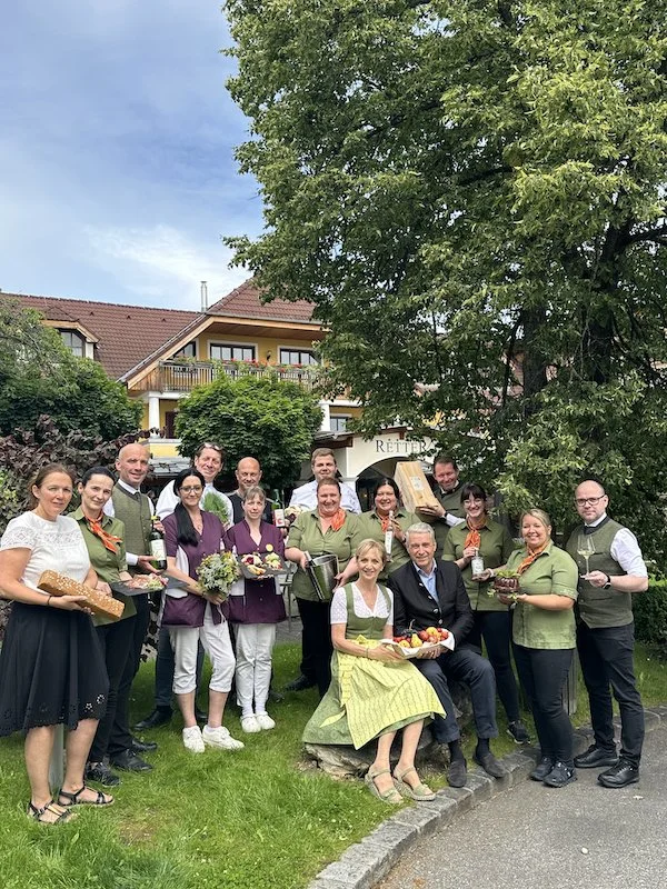 biohotel-retter-bio-natur-resort-team-köstlichkeiten bearbeitet.jpg