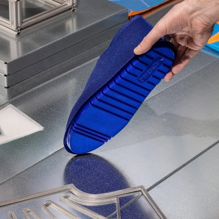 Imagine a pair of shoes that can be worn, loved, and easily recycled without leaving behind environmental harm. That’s the vision behind Welded Loop, an innovative project by Dutch designers Suzanne Oude Hengel and Joris de Groot. Their groundbreakin